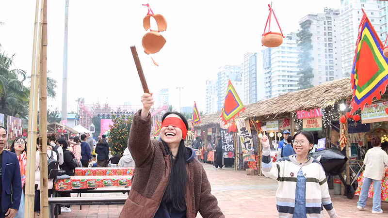 Bịt mắt đập niêu. Bịt mắt đập niêu.
