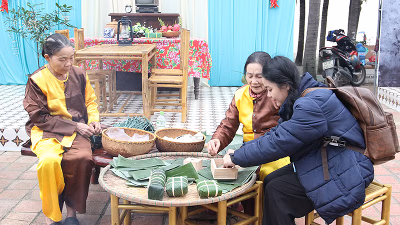 Tham gia gói bánh chưng, bánh tét. Tham gia gói bánh chưng, bánh tét.
