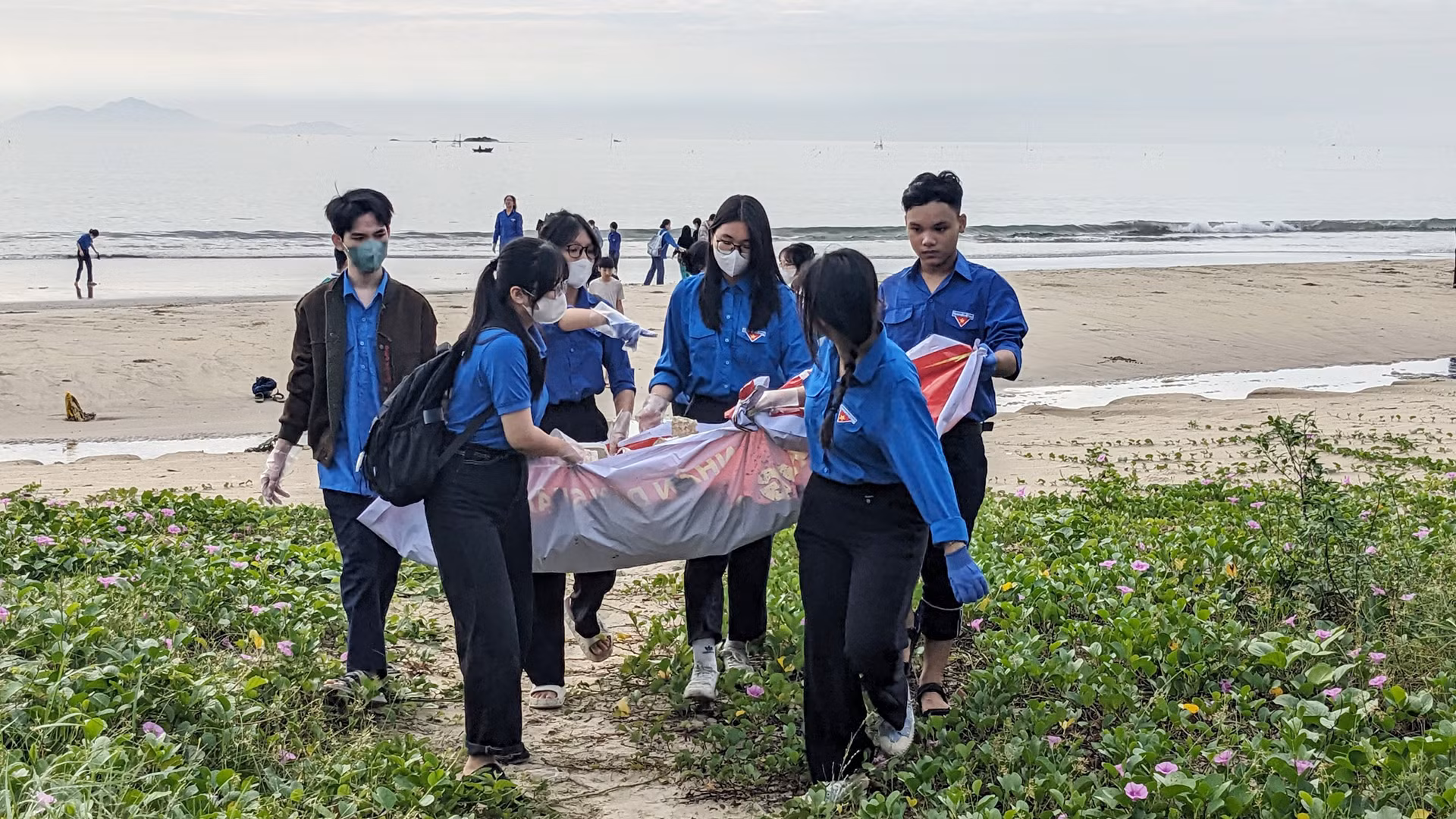 Đưa rác đã gom về một khu vực để đơn vị môi trường thực hiện xử lý rác đúng quy định. Đưa rác đã gom về một khu vực để đơn vị môi trường thực hiện xử lý rác đúng quy định.