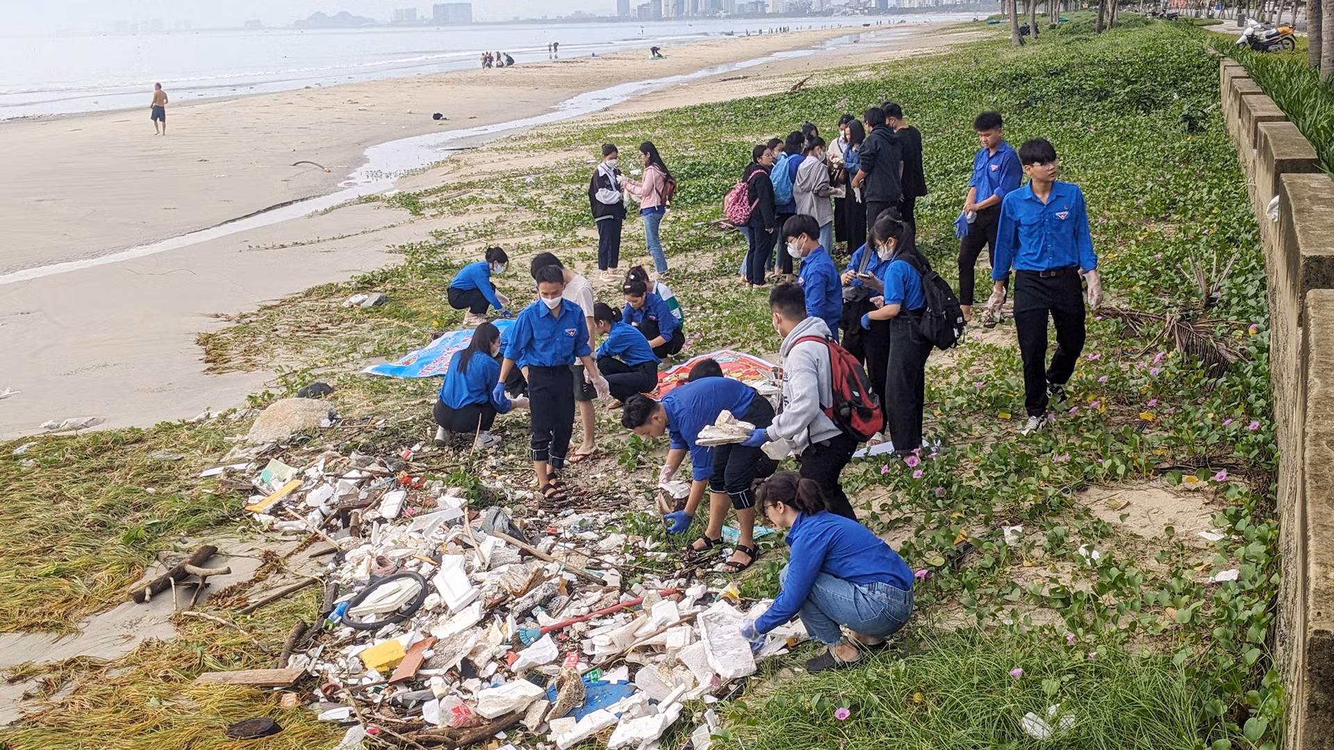 Theo đó, hàng ngàn đoàn viên, thanh niên đã tích cực ra quân từ sáng sớm nhằm chung tay vệ sinh tại các bãi biển du lịch trên địa bàn thành phố. Theo đó, hàng ngàn đoàn viên, thanh niên đã tích cực ra quân từ sáng sớm nhằm chung tay vệ sinh tại các bãi biển du lịch trên địa bàn thành phố.