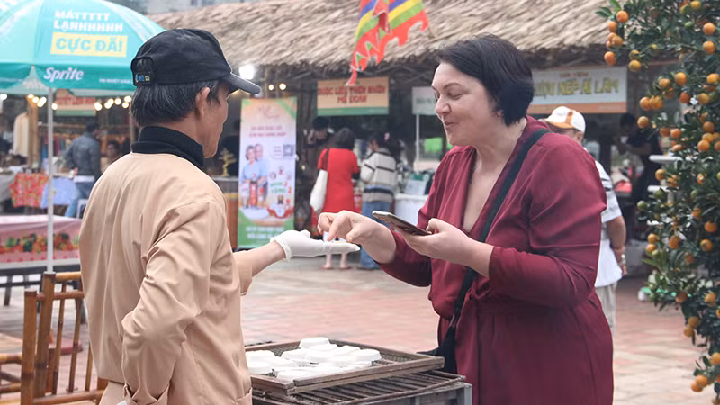 Ăn thử bánh in. Ăn thử bánh in.