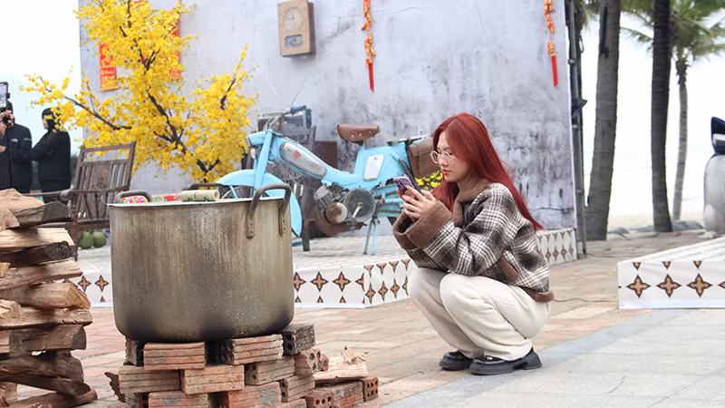 Trong tiết trời se lạnh, nồi nấu bánh chưng cùng bếp củi đỏ lửa trở thành "điểm nóng". Trong tiết trời se lạnh, nồi nấu bánh chưng cùng bếp củi đỏ lửa trở thành "điểm nóng".