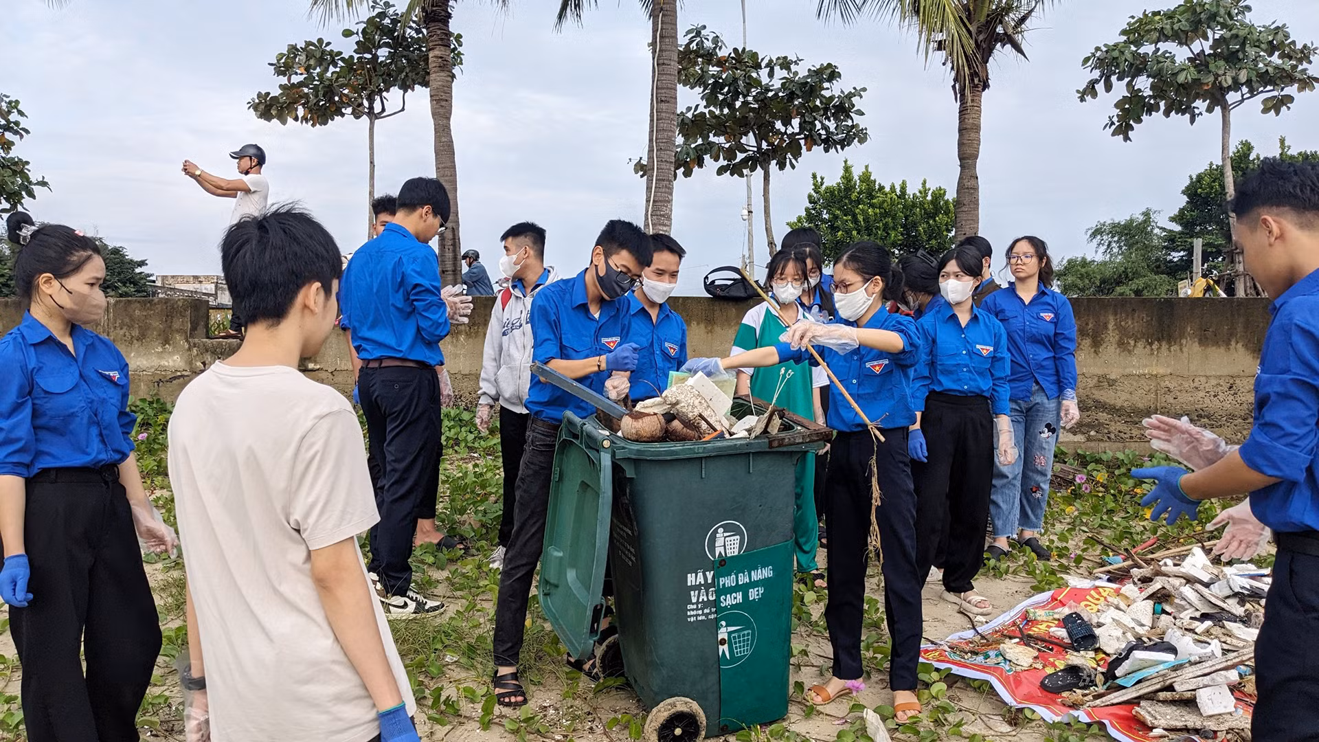 Trước đó, ngay sau khi kết thúc đợt mưa lớn kéo dài, 56 đội hình thanh niên tình nguyện xung kích, phòng chống, ứng phó với thiên tai bão lũ trên địa bàn thành phố đã tích cực ra quân vệ sinh môi trường tại các địa bàn dân cư, trường học, hỗ trợ người dân sửa chữa xe máy, trang thiết bị. Trước đó, ngay sau khi kết thúc đợt mưa lớn kéo dài, 56 đội hình thanh niên tình nguyện xung kích, phòng chống, ứng phó với thiên tai bão lũ trên địa bàn thành phố đã tích cực ra quân vệ sinh môi trường tại các địa bàn dân cư, trường học, hỗ trợ người dân sửa chữa xe máy, trang thiết bị.