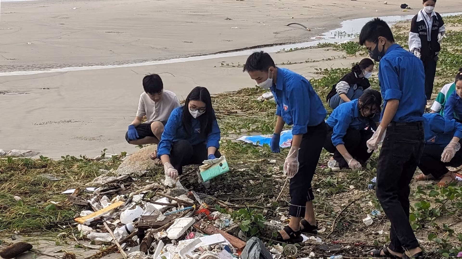 Nhằm hỗ trợ thành phố khắc phục sau đợt mưa lũ,Thành Đoàn Đà Nẵng phát động ra quân liên tục từ ngày 18 đến ngày 22/10. Nhằm hỗ trợ thành phố khắc phục sau đợt mưa lũ,Thành Đoàn Đà Nẵng phát động ra quân liên tục từ ngày 18 đến ngày 22/10.
