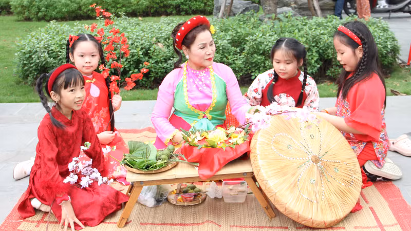 Têm trầu cánh phượng. Têm trầu cánh phượng.