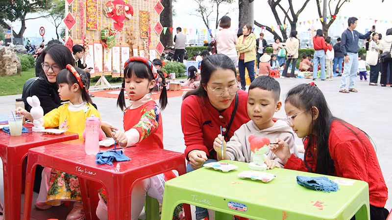 Phiên chợ để gia đình cùng gắn kết. Phiên chợ để gia đình cùng gắn kết.