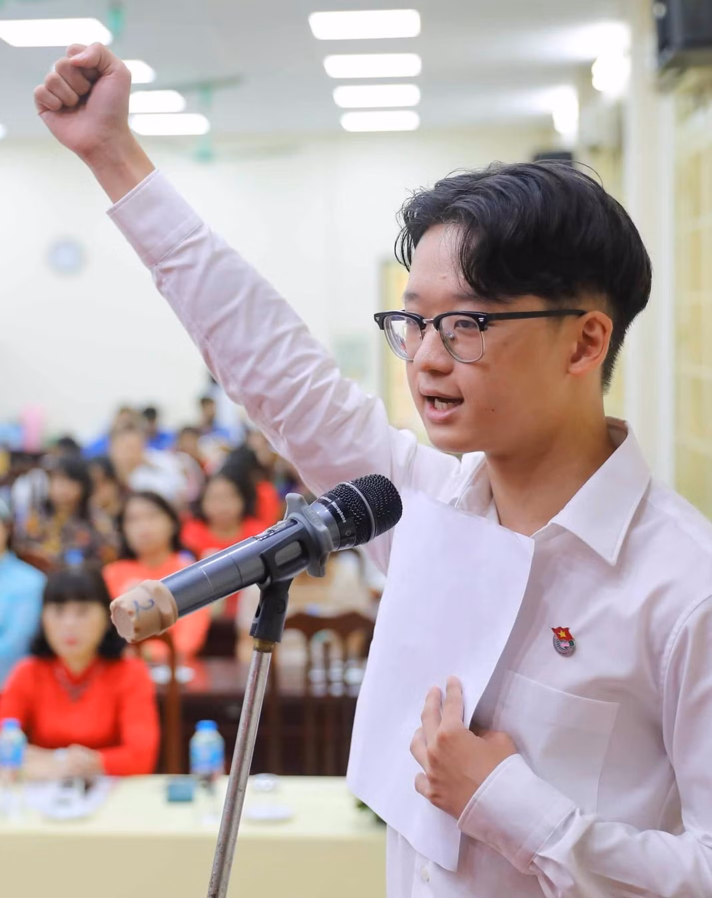 Em Nguyễn Thiết Tường, học sinh lớp 12A6 Trường THPT Trần Phú - Hoàn Kiếm (Hà Nội) đọc lời tuyên thệ tại lễ kết nạp Đảng. Ảnh: Thế Đại.