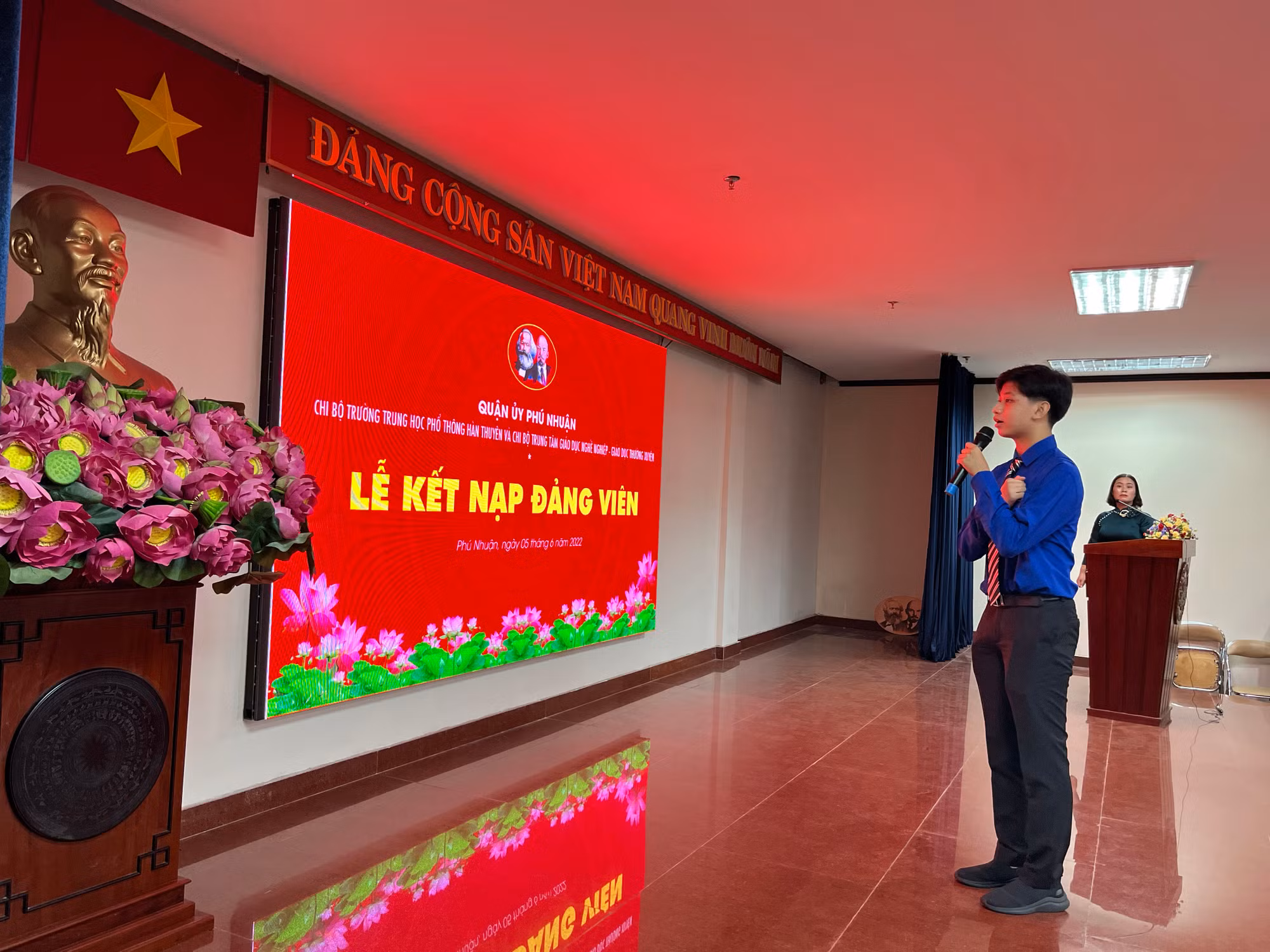 Đồng chí Trần Đức Anh (quận Phú Nhuận, Thành phố Hồ Chí Minh) đọc lời tuyên thệ trong Lễ kết nạp Đảng viên vào ngày 5/6/2022. (Ảnh: Mạnh Hảo)