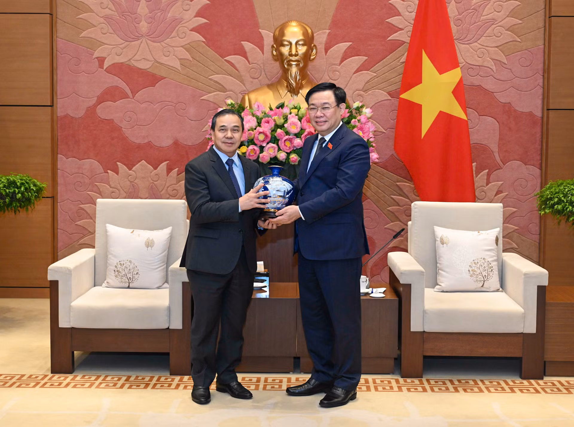 Chủ tịch Quốc hội Vương Đình Huệ tặng quà lưu niệm cho Đại sứ Lào Sengphet Houngboungnuang.