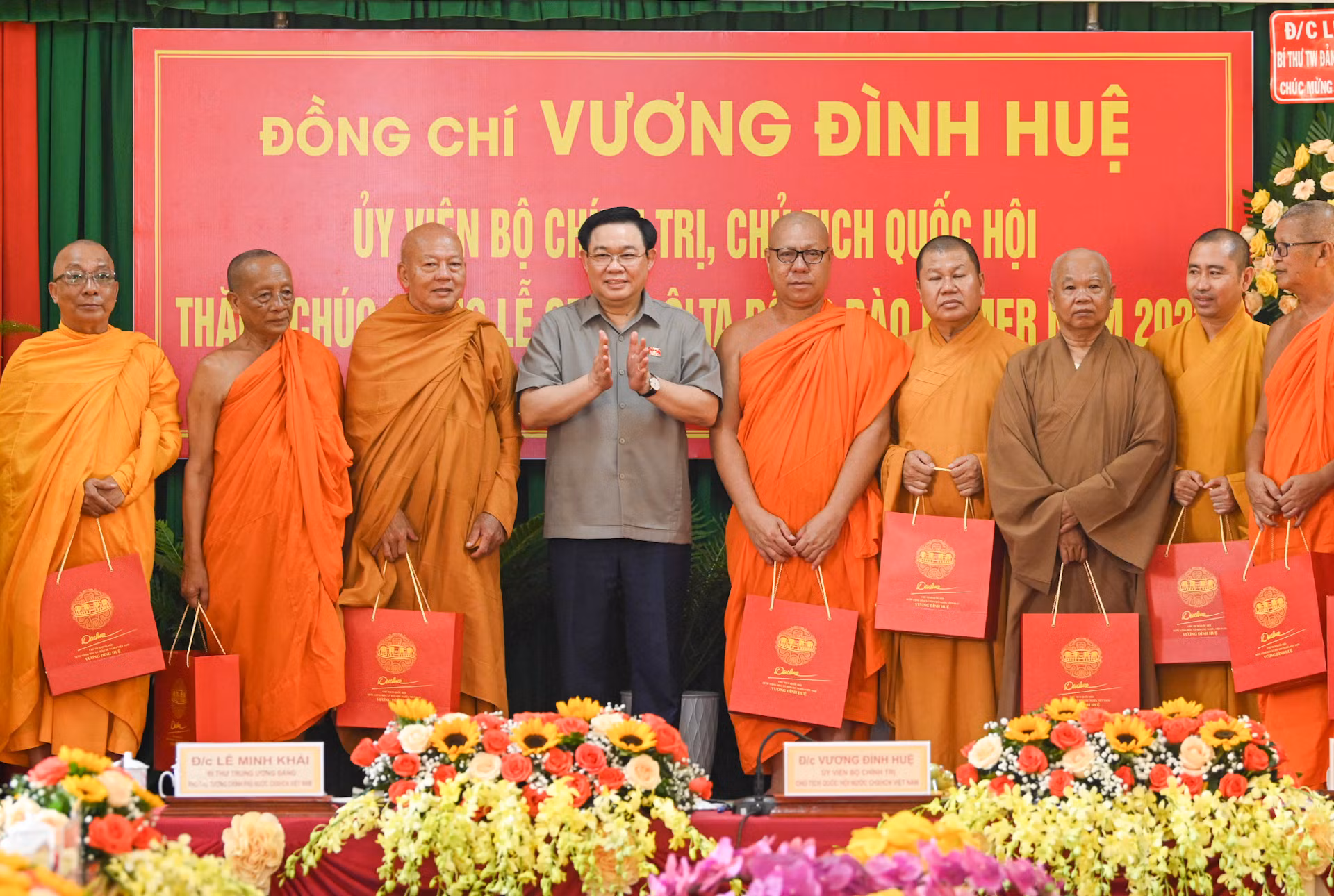 Chủ tịch Quốc hội Vương Đình Huệ tặng quà cho sư sãi Hội Đoàn kết sư sãi yêu nước tỉnh Sóc Trăng.