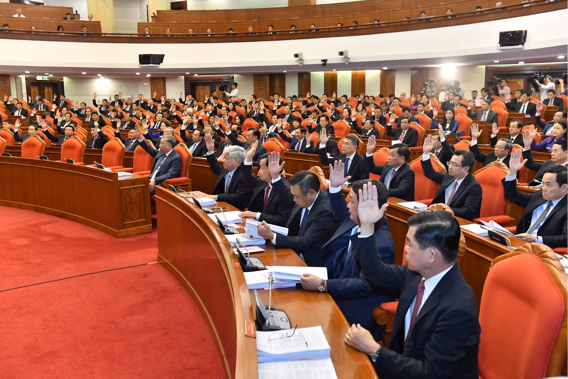 Các đại biểu biểu quyết thông qua chương trình Hội nghị. Các đại biểu biểu quyết thông qua chương trình Hội nghị.