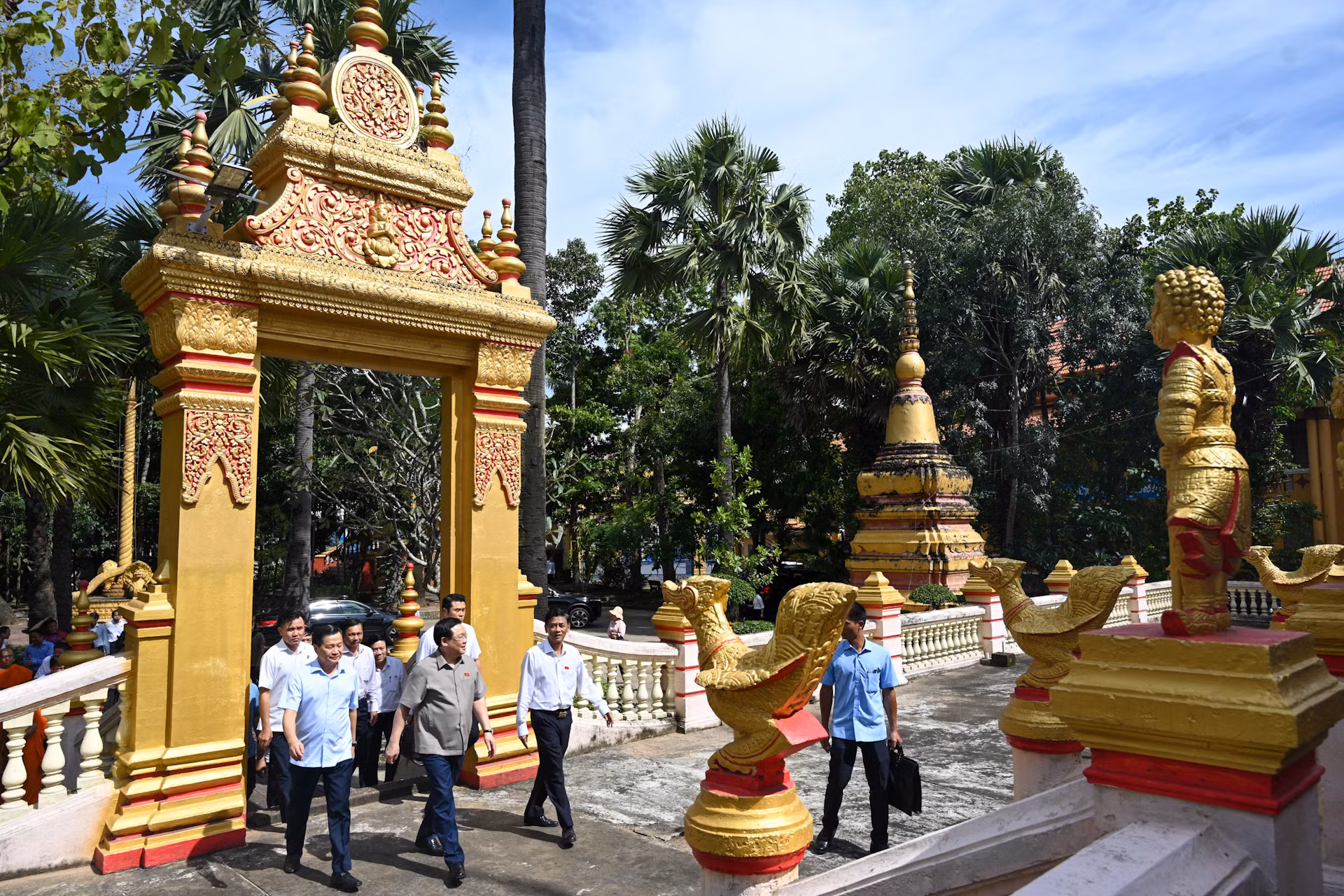 Chủ tịch Quốc hội Vương Đình Huệ và đoàn công tác thăm chùa Khleang.
