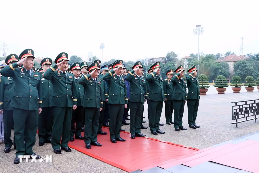 Lãnh đạo Quân ủy Trung ương, Bộ Quốc phòng tưởng niệm Chủ tịch Hồ Chí Minh. (Ảnh: TTXVN) Lãnh đạo Quân ủy Trung ương, Bộ Quốc phòng tưởng niệm Chủ tịch Hồ Chí Minh. (Ảnh: TTXVN)