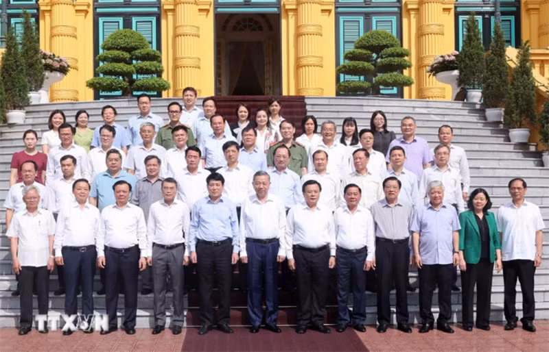 Chủ tịch nước Tô Lâm với các thành viên Ban Chỉ đạo. (Ảnh: TTXVN