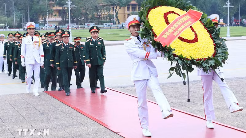 Quân ủy Trung ương, Bộ Quốc phòng đặt vòng hoa và vào Lăng viếng Chủ tịch Hồ Chí Minh. (Ảnh: TTXVN)