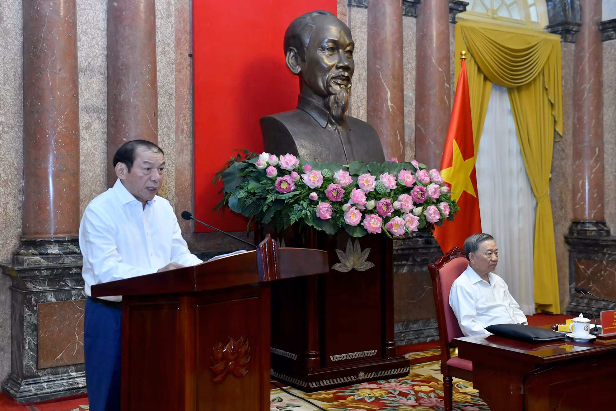 Bộ trưởng Văn hóa, Thể thao và Du lịch Nguyễn Văn Hùng phát biểu tại buổi gặp mặt.