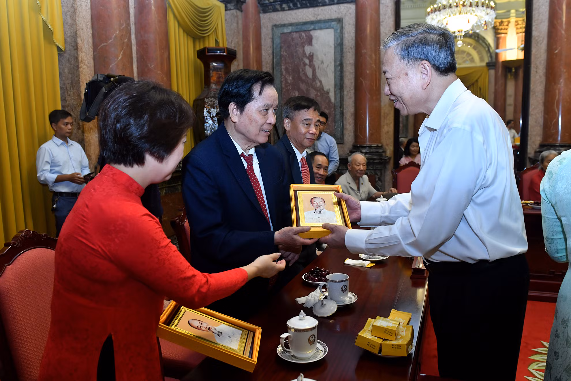 Tổng Bí thư, Chủ tịch nước Tô Lâm trao quà tặng các đại biểu.