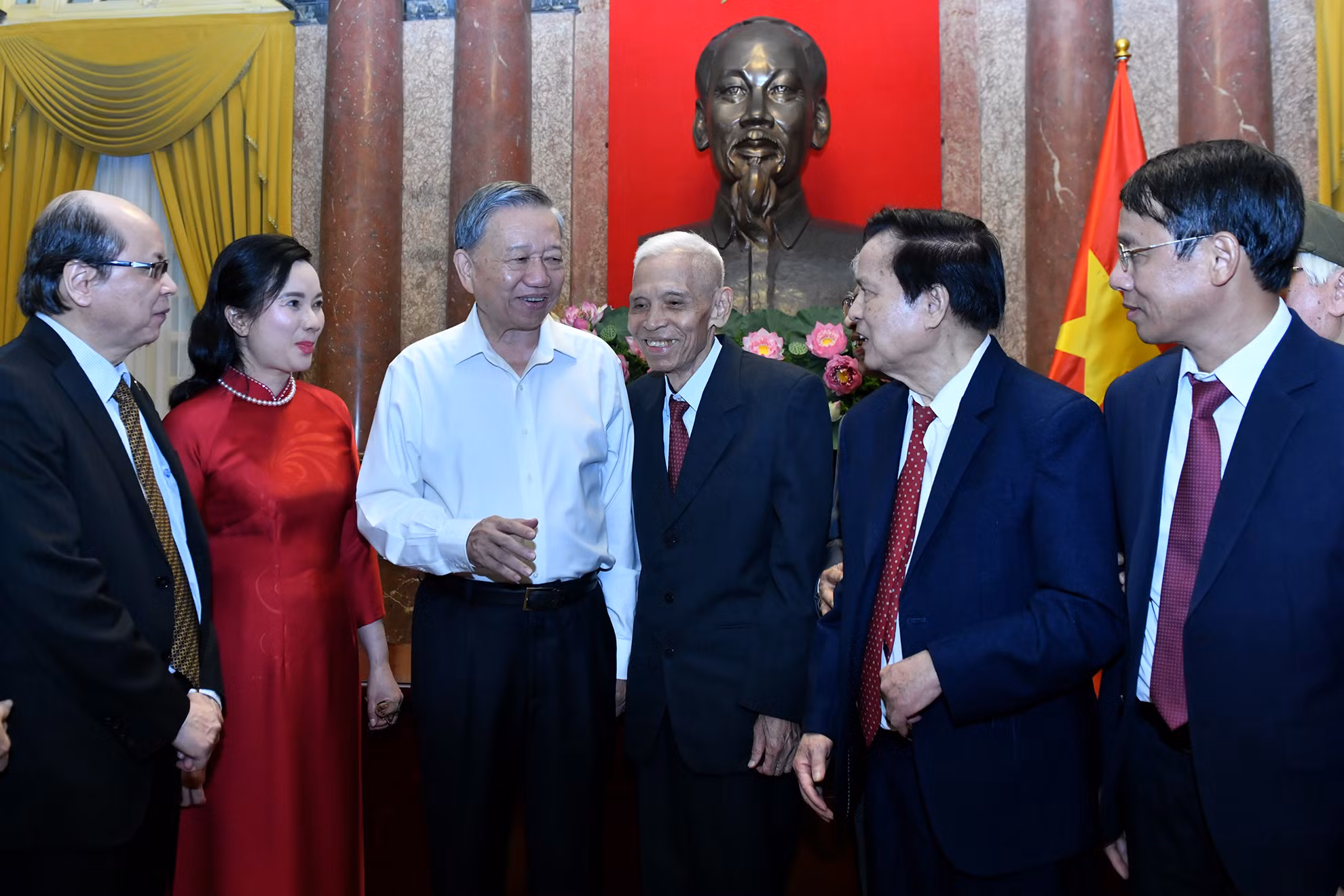 Tổng Bí thư, Chủ tịch nước Tô Lâm với các đại biểu tại buổi gặp mặt.