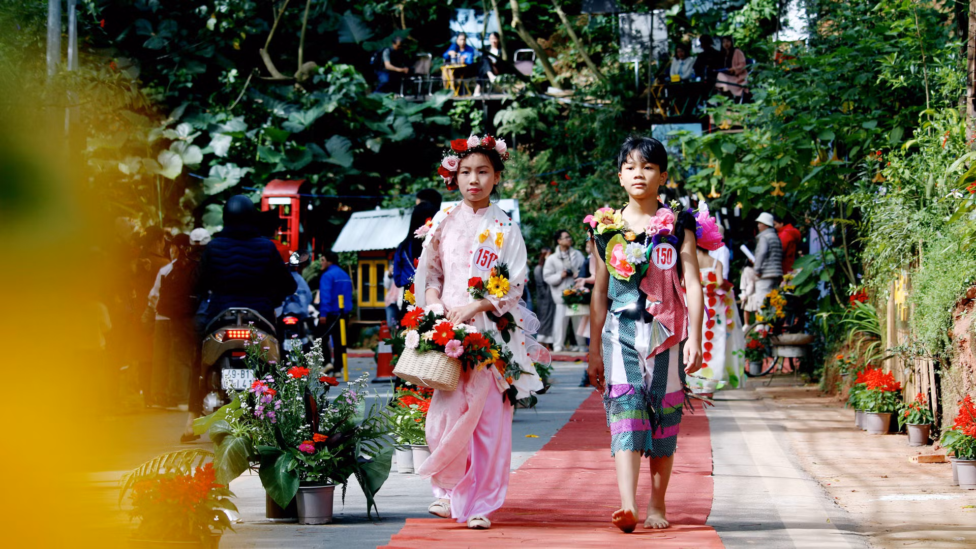 Những người mẫu không chuyên, nhưng đã tự tin trên thảm đỏ, mang lại ấn tượng cho người xem qua những bộ trang phục độc đáo.
