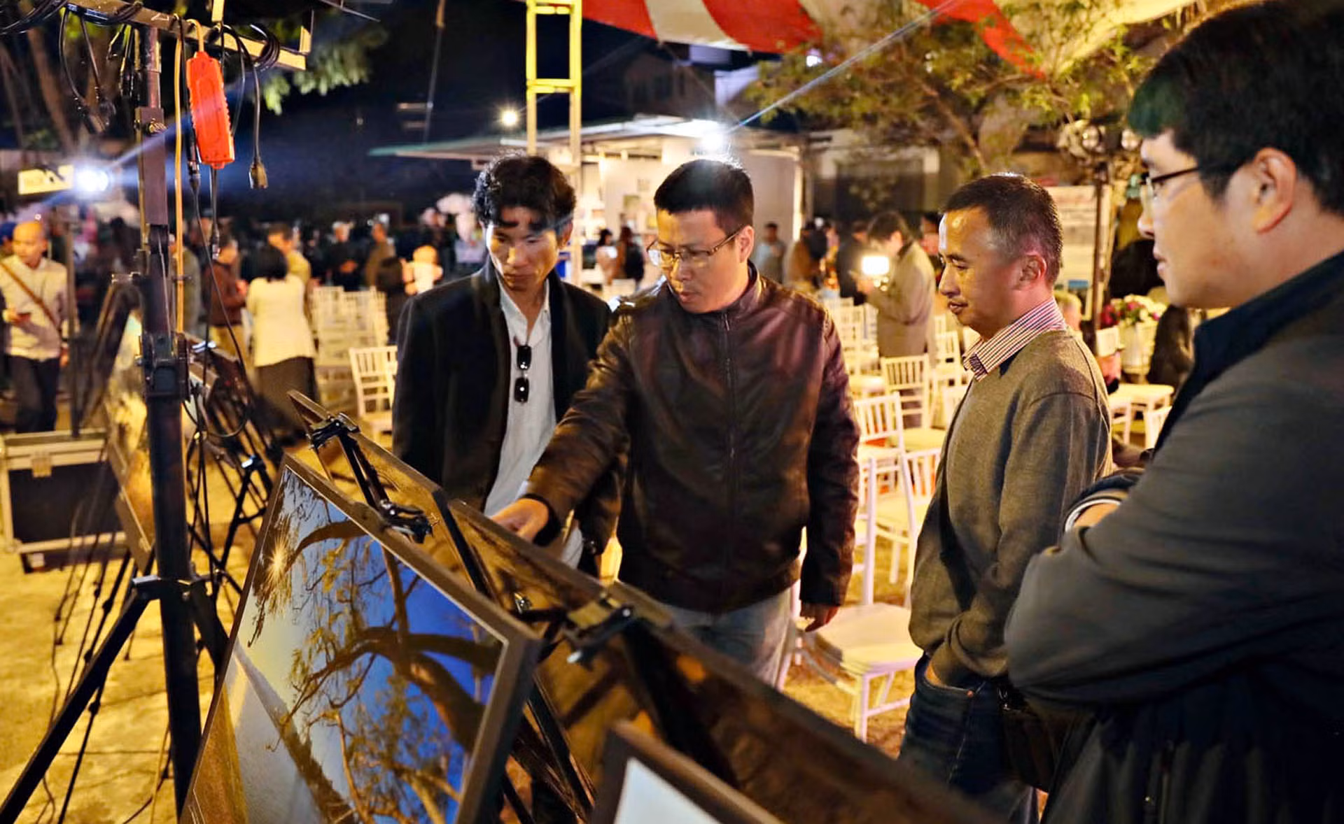 Nhiếp ảnh gia Trương Ngọc Thụy (thứ 2, bên phải) cùng những người thưởng lãm tại Triển lãm ảnh nghệ thuật - chuyên đề "Những sắc màu thành phố ngàn hoa". Nhiếp ảnh gia Trương Ngọc Thụy (thứ 2, bên phải) cùng những người thưởng lãm tại Triển lãm ảnh nghệ thuật - chuyên đề "Những sắc màu thành phố ngàn hoa".