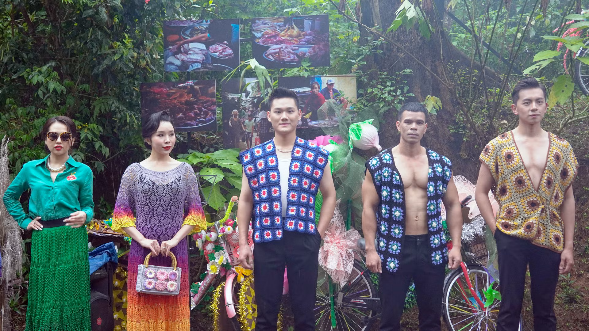 Bộ sưu tập đem đến một cái nhìn mới về những trang phục làm bằng chất liệu len, thêu tay, đính kết trang trí đường diềm. Sự kết hợp tài tình giữa những gam màu nóng - lạnh, kỹ thuật nhuộm thủ công ombre, chuyển màu mượt êm như giọt mưa thu rơi trên phím dương cầm.