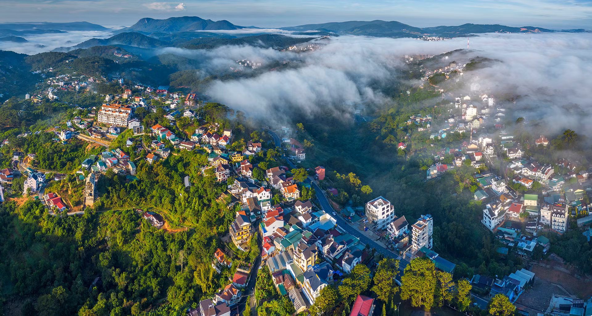 Phố bên đồi. (Ảnh: NGUYỄN TẤT THẮNG)