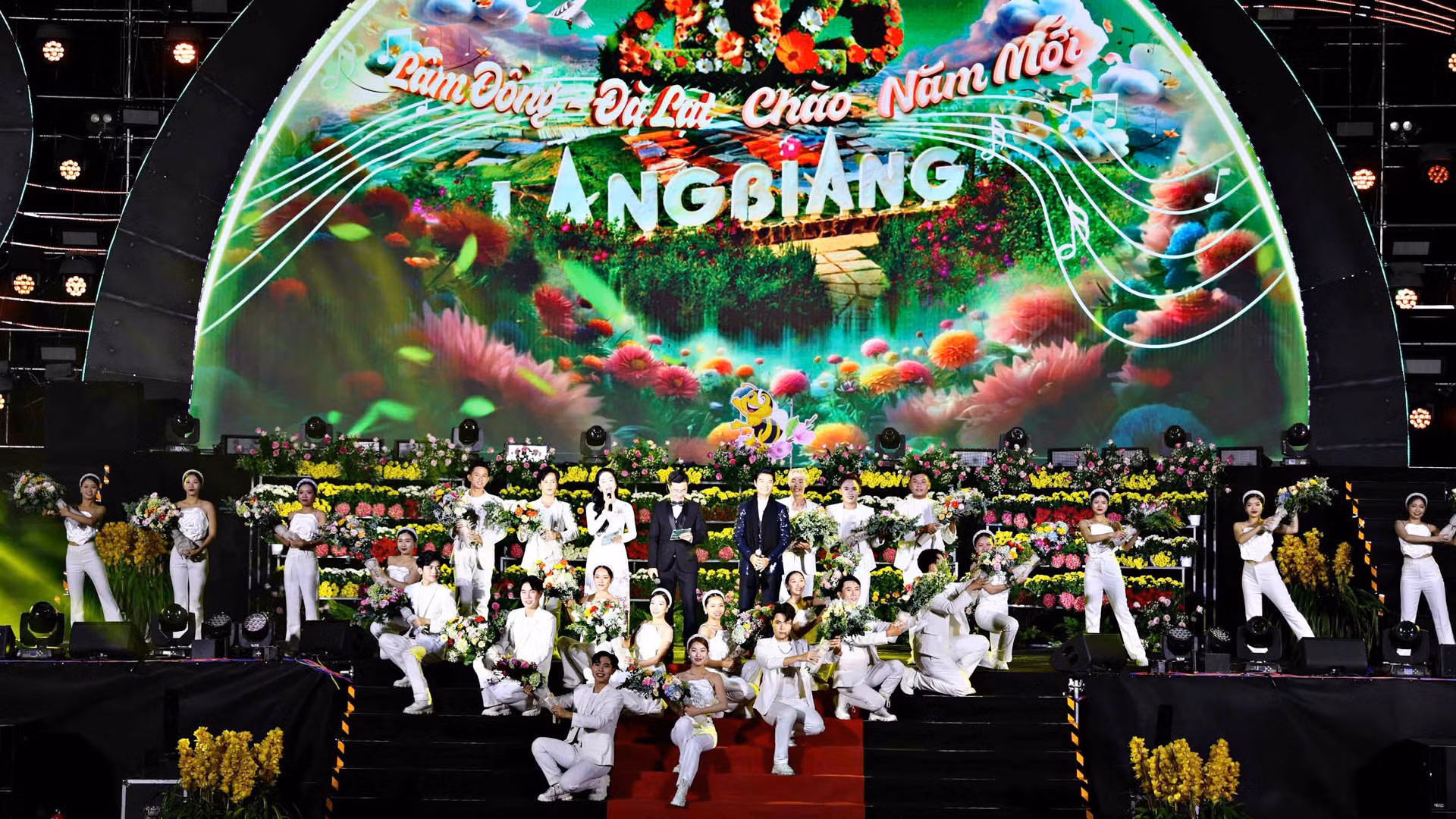 Lễ bế mạc Festival Hoa Đà Lạt lần thứ 10 năm 2024 kết thúc một tháng lễ hội sôi động và mở ra năm mới 2025 với nhiều niềm tin và khát vọng.