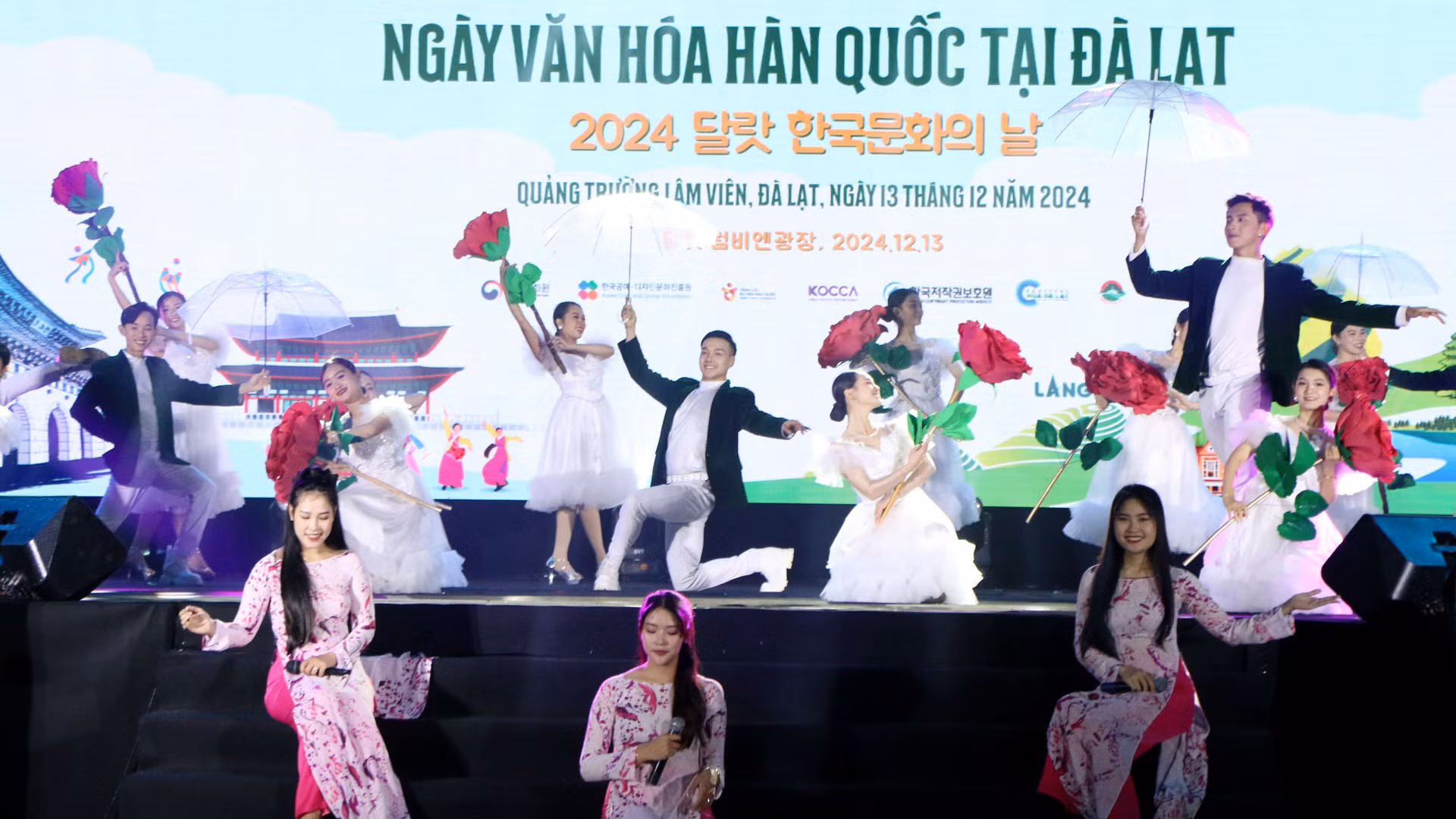 Tiết mục biểu diễn của các nghệ sĩ đến từ Trung tâm Văn hóa thành phố Đà Lạt.