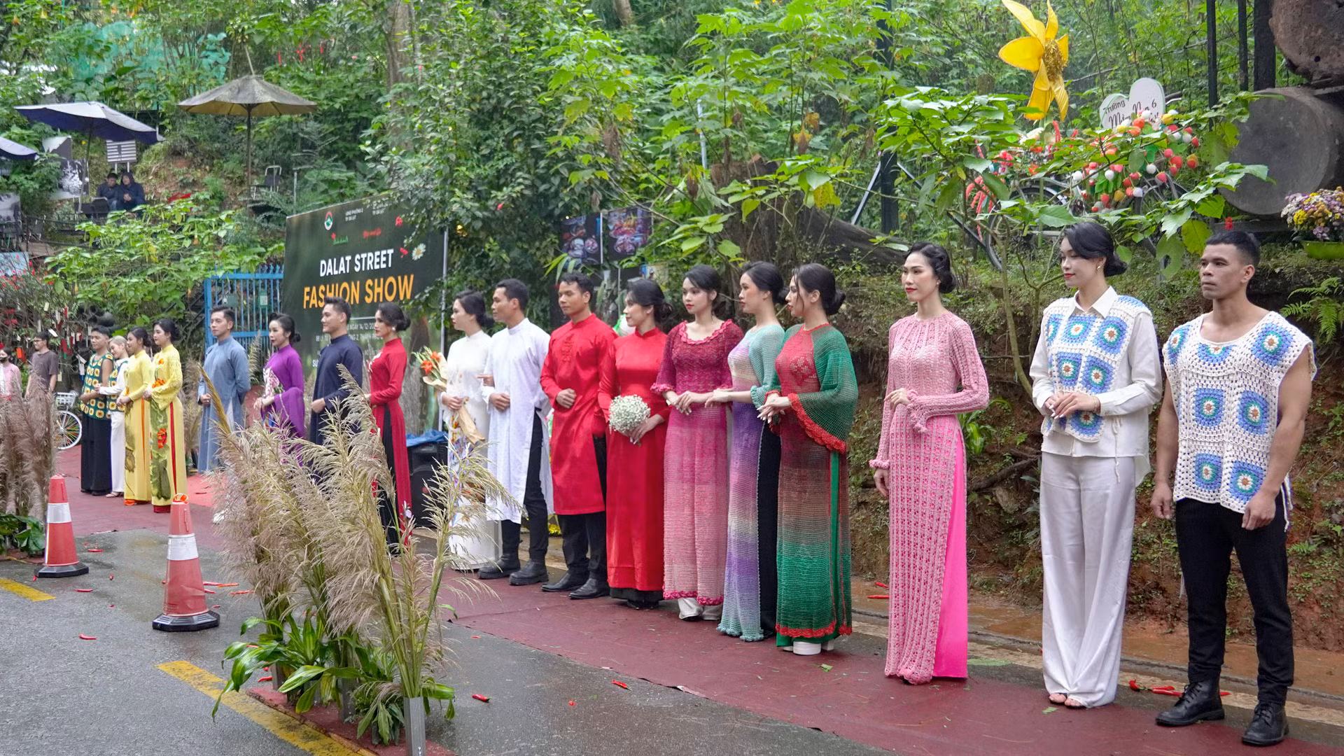 Đồng hành cùng Dalat Street Fashion Show có sự tham gia của các người mẫu là hoa hậu doanh nhân thế giới người Việt, hoa khôi, á khôi và người mẫu tại thành phố hoa Đà Lạt.
