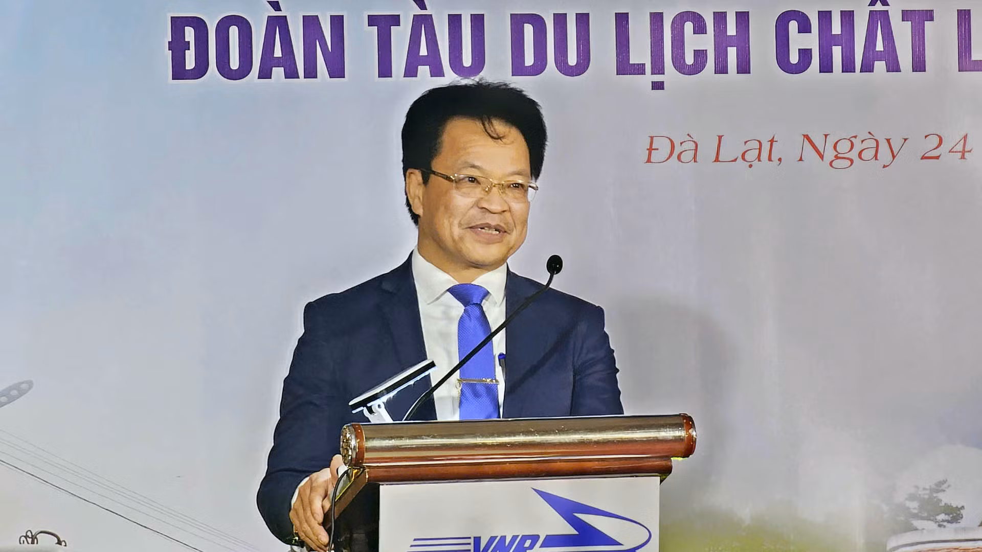 Chủ tịch Hội đồng thành viên Tổng Công ty Đường sắt Việt Nam Đặng Sỹ Mạnh: “Đường sắt không thuần túy là phương tiện, mà con tàu phải là một phân khúc để trải nghiệm, để cảm xúc và nhà ga phải là điểm đến”. Chủ tịch Hội đồng thành viên Tổng Công ty Đường sắt Việt Nam Đặng Sỹ Mạnh: “Đường sắt không thuần túy là phương tiện, mà con tàu phải là một phân khúc để trải nghiệm, để cảm xúc và nhà ga phải là điểm đến”.