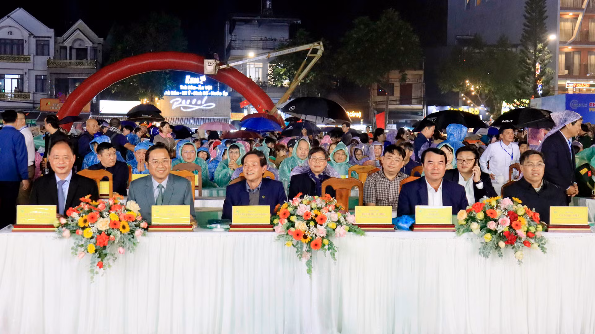 Lãnh đạo tỉnh Lâm Đồng và thành phố Bảo Lộc tham dự chương trình nghệ thuật “Bảo Lộc - thành phố hương trà, sắc tơ”. Lãnh đạo tỉnh Lâm Đồng và thành phố Bảo Lộc tham dự chương trình nghệ thuật “Bảo Lộc - thành phố hương trà, sắc tơ”.