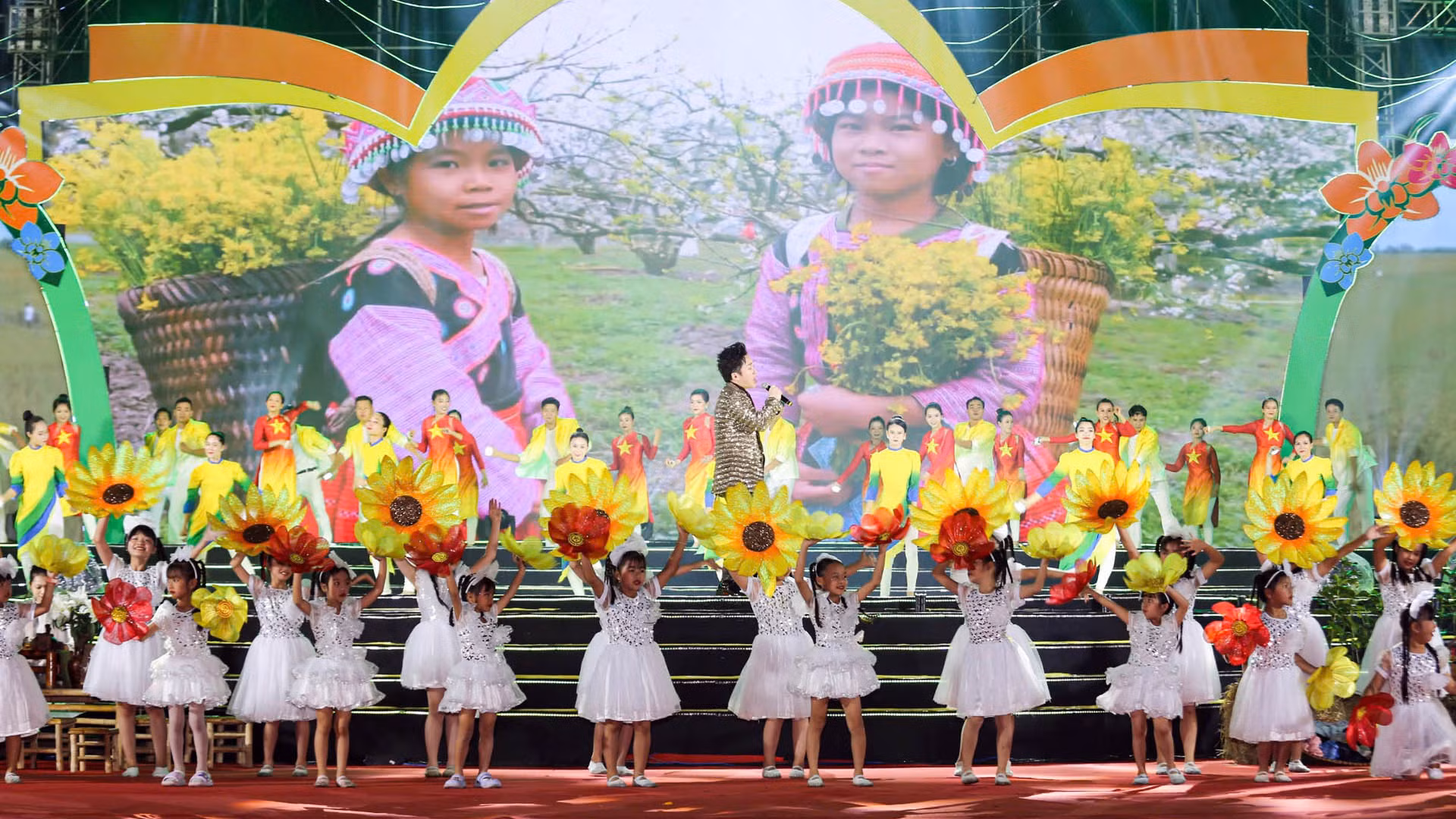 Hoạt cảnh thể hiện khát vọng vươn lên của thành phố "hương trà, sắc tơ". Hoạt cảnh thể hiện khát vọng vươn lên của thành phố "hương trà, sắc tơ".