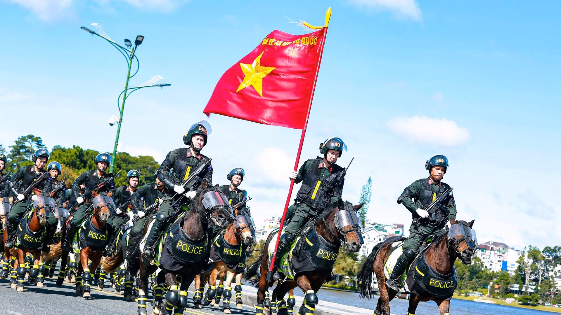 Sau lễ khai mạc, các đội bước vào tranh tài ở nội dung duyệt đội ngũ, tình huống võ thuật và công phá tại Quảng trường Lâm Viên.