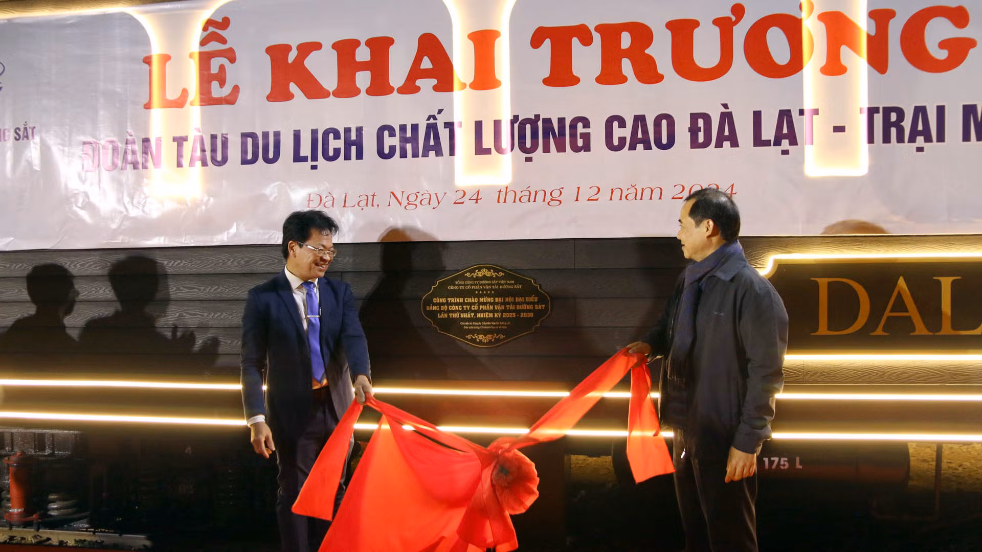 Quyền Bí thư Tỉnh ủy Lâm Đồng nhấn mạnh, đây là một mô hình, cách làm ý nghĩa và càng ý nghĩa hơn khi lãnh đạo Tổng Công ty Đường sắt Việt Nam cho biết, đây là công trình chào mừng Đại hội Đảng bộ Công ty cổ phần Vận tải Đường sắt lần thứ nhất và Đại hội Đảng các cấp nhiệm kỳ 2025-2030. Đây cũng là công trình đầu tiên được khai trương để chào mừng Đại hội Đảng các cấp trên địa bàn tỉnh Lâm Đồng. Quyền Bí thư Tỉnh ủy Lâm Đồng nhấn mạnh, đây là một mô hình, cách làm ý nghĩa và càng ý nghĩa hơn khi lãnh đạo Tổng Công ty Đường sắt Việt Nam cho biết, đây là công trình chào mừng Đại hội Đảng bộ Công ty cổ phần Vận tải Đường sắt lần thứ nhất và Đại hội Đảng các cấp nhiệm kỳ 2025-2030. Đây cũng là công trình đầu tiên được khai trương để chào mừng Đại hội Đảng các cấp trên địa bàn tỉnh Lâm Đồng.