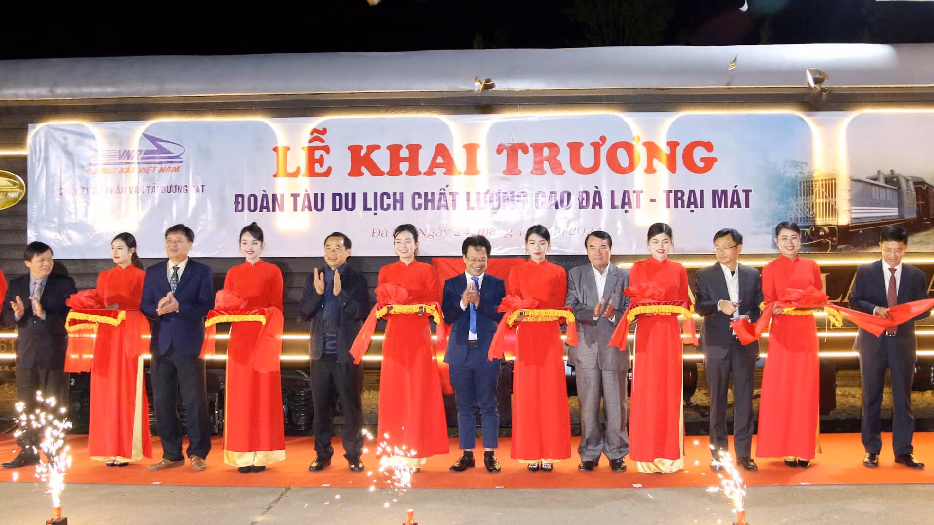 Lãnh đạo tỉnh Lâm Đồng, thành phố Đà Lạt và Tổng Công ty Đường sắt Việt Nam thực hiện nghi thức khai trương đoàn tàu du lịch La Reine. Lãnh đạo tỉnh Lâm Đồng, thành phố Đà Lạt và Tổng Công ty Đường sắt Việt Nam thực hiện nghi thức khai trương đoàn tàu du lịch La Reine.