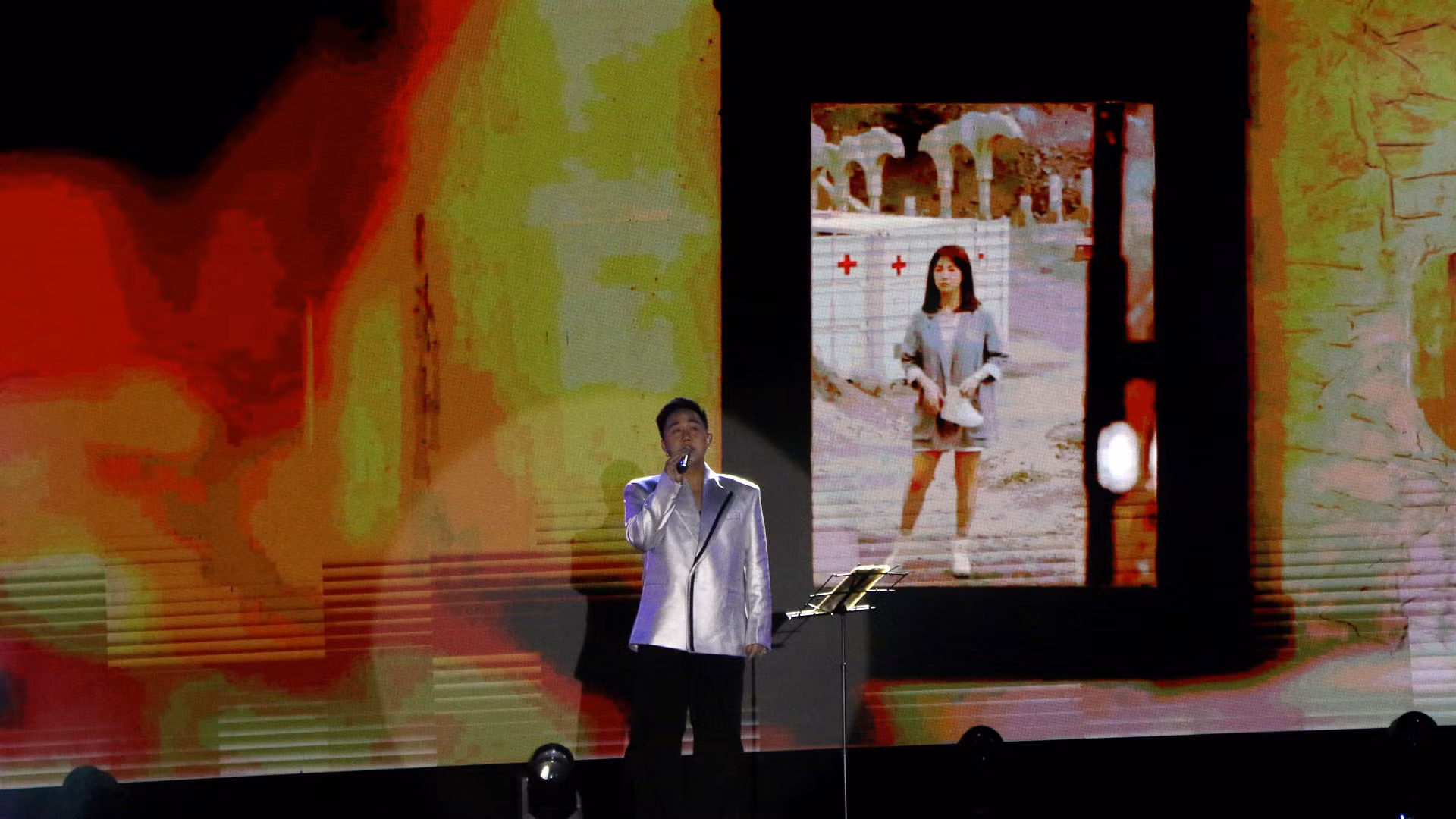 Phần trình diễn của ca sĩ Trung Quân Idol...