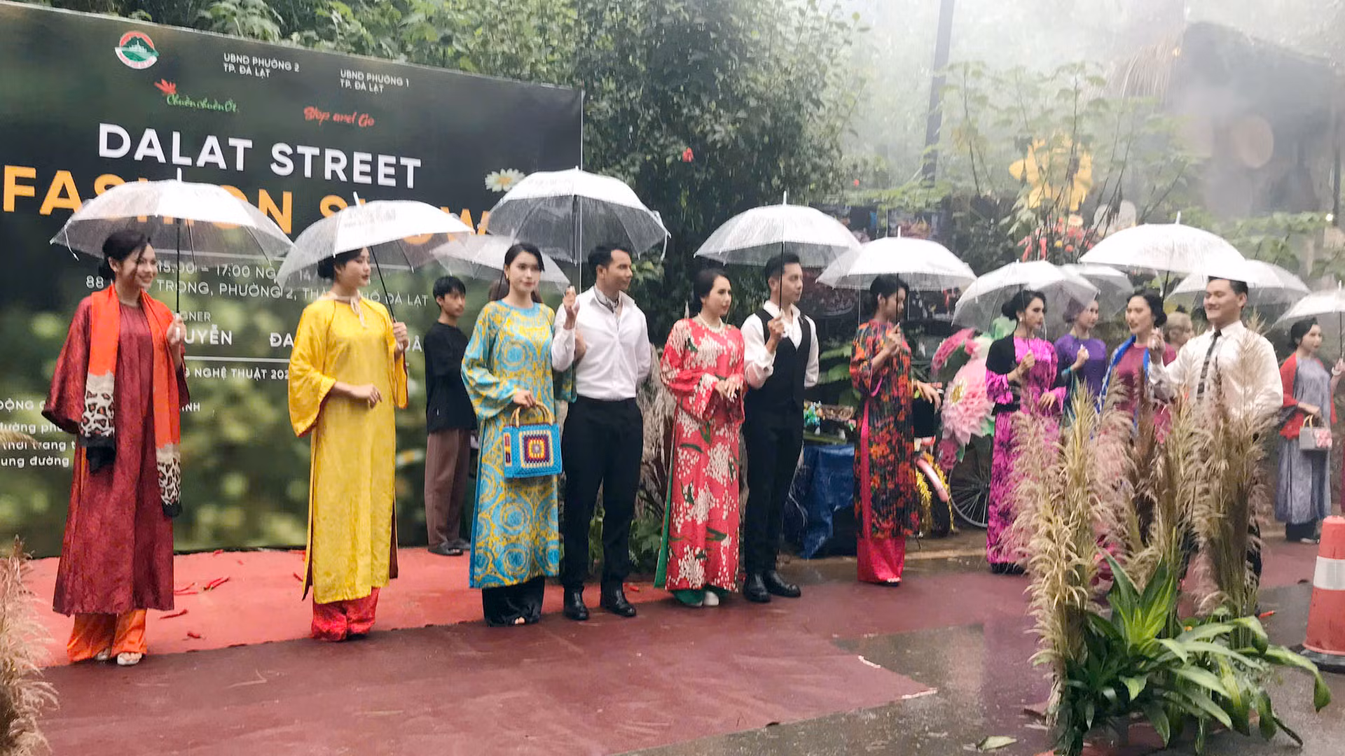 Các người mẫu trình diễn dưới chiều mưa se lạnh Đà Lạt, khung cảnh hoa cỏ lãng mạn tạo ấn tượng với người xem.