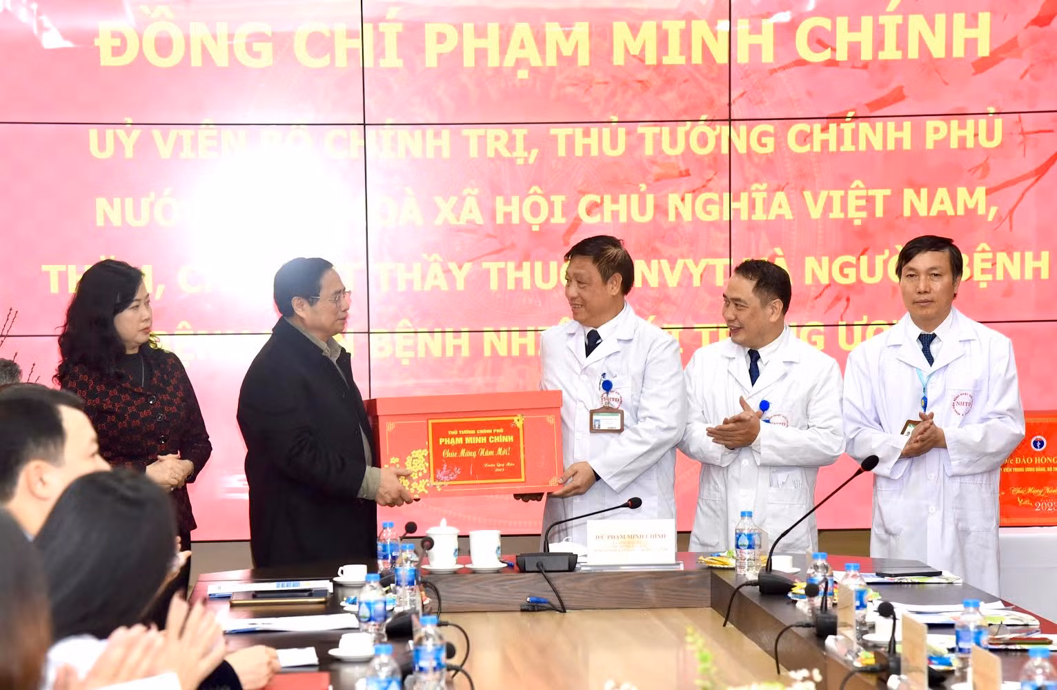 Thủ tướng Phạm Minh Chính tặng quà cho đại diện Bệnh viện Bệnh nhiệt đới Trung ương.