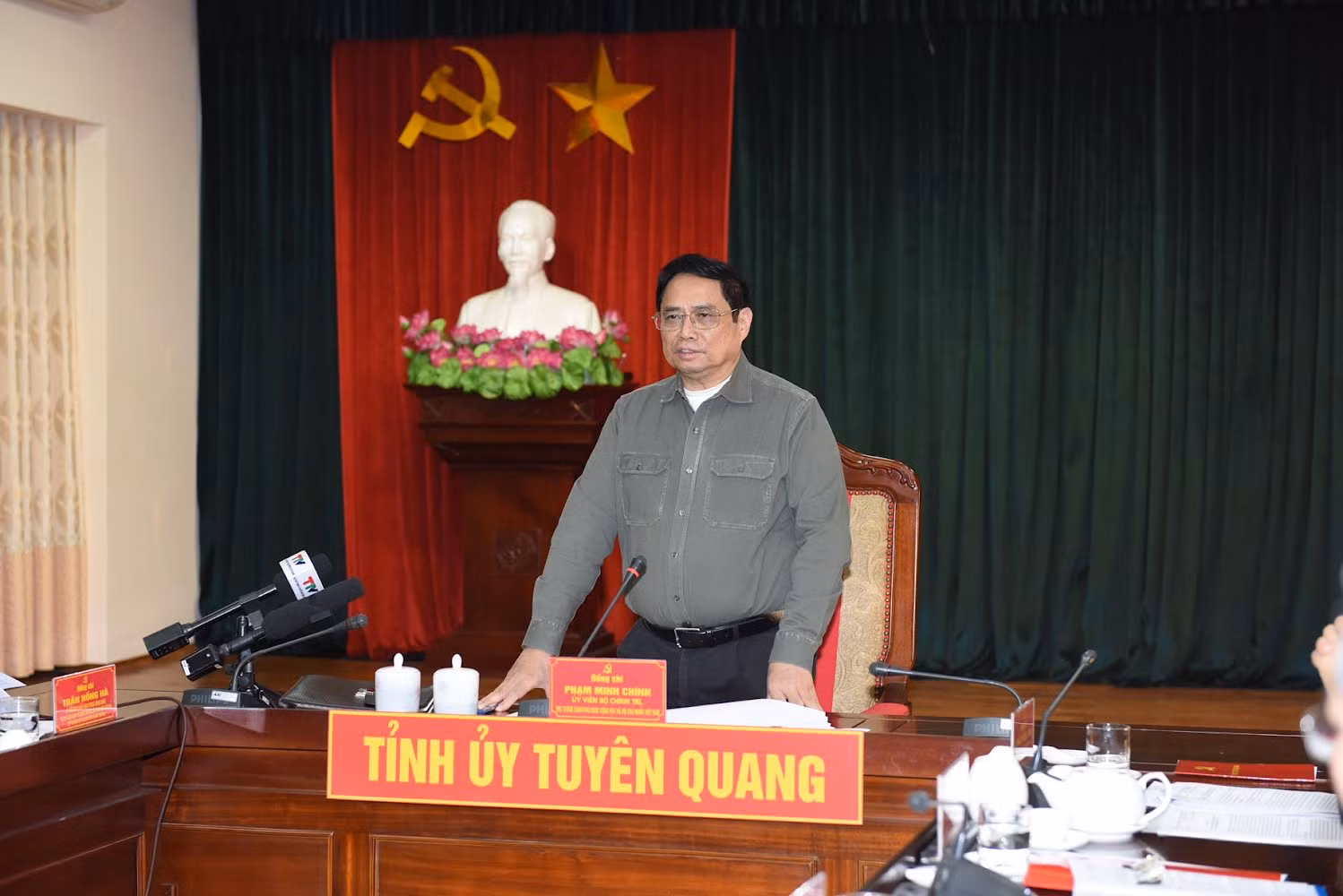 Chiều 25/1/2023, tại Tuyên Quang, Thủ tướng Phạm Minh Chính làm việc với lãnh đạo hai tỉnh Phú Thọ và Tuyên Quang về việc tháo gỡ khó khăn, đẩy nhanh tiến độ triển khai thực hiện Dự án đầu tư xây dựng đường cao tốc Tuyên Quang-Phú Thọ kết nối với cao tốc Nội Bài-Lào Cai.