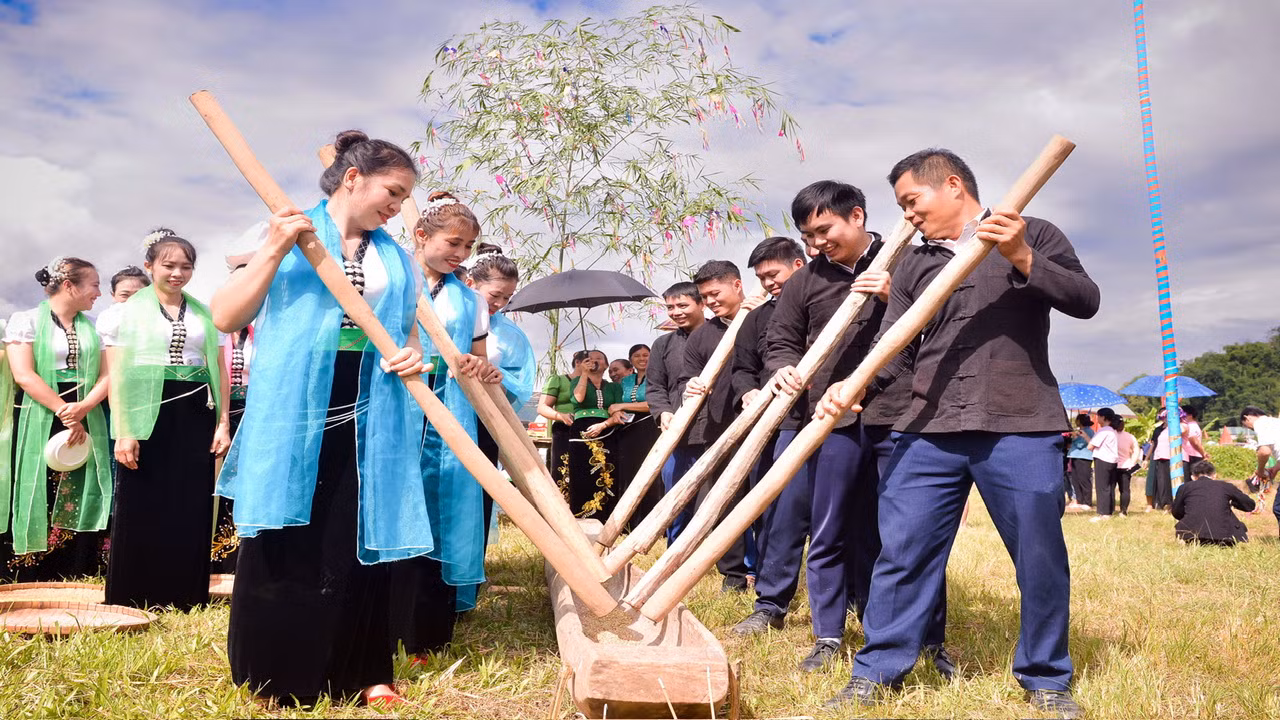 Nghi thức giã cốm được chia thành 2 bên: nam - nữ thể hiện sự giao thoa đất trời, âm dương hòa hợp. Nghi thức giã cốm được chia thành 2 bên: nam - nữ thể hiện sự giao thoa đất trời, âm dương hòa hợp.