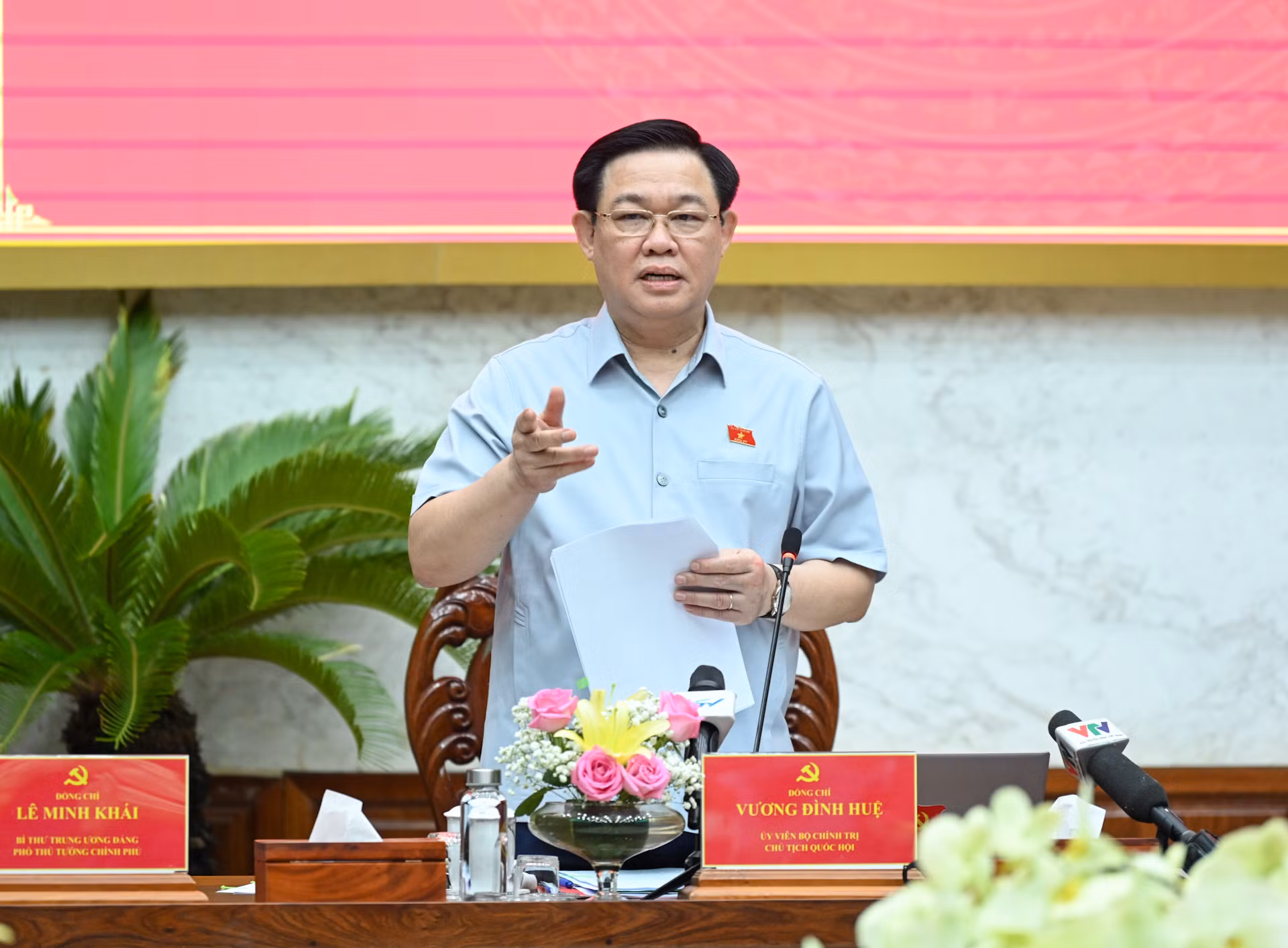 Chủ tịch Quốc hội Vương Đình Huệ kết luận buổi làm việc với Ban Thường vụ tỉnh ủy Hậu Giang. Chủ tịch Quốc hội Vương Đình Huệ kết luận buổi làm việc với Ban Thường vụ tỉnh ủy Hậu Giang.