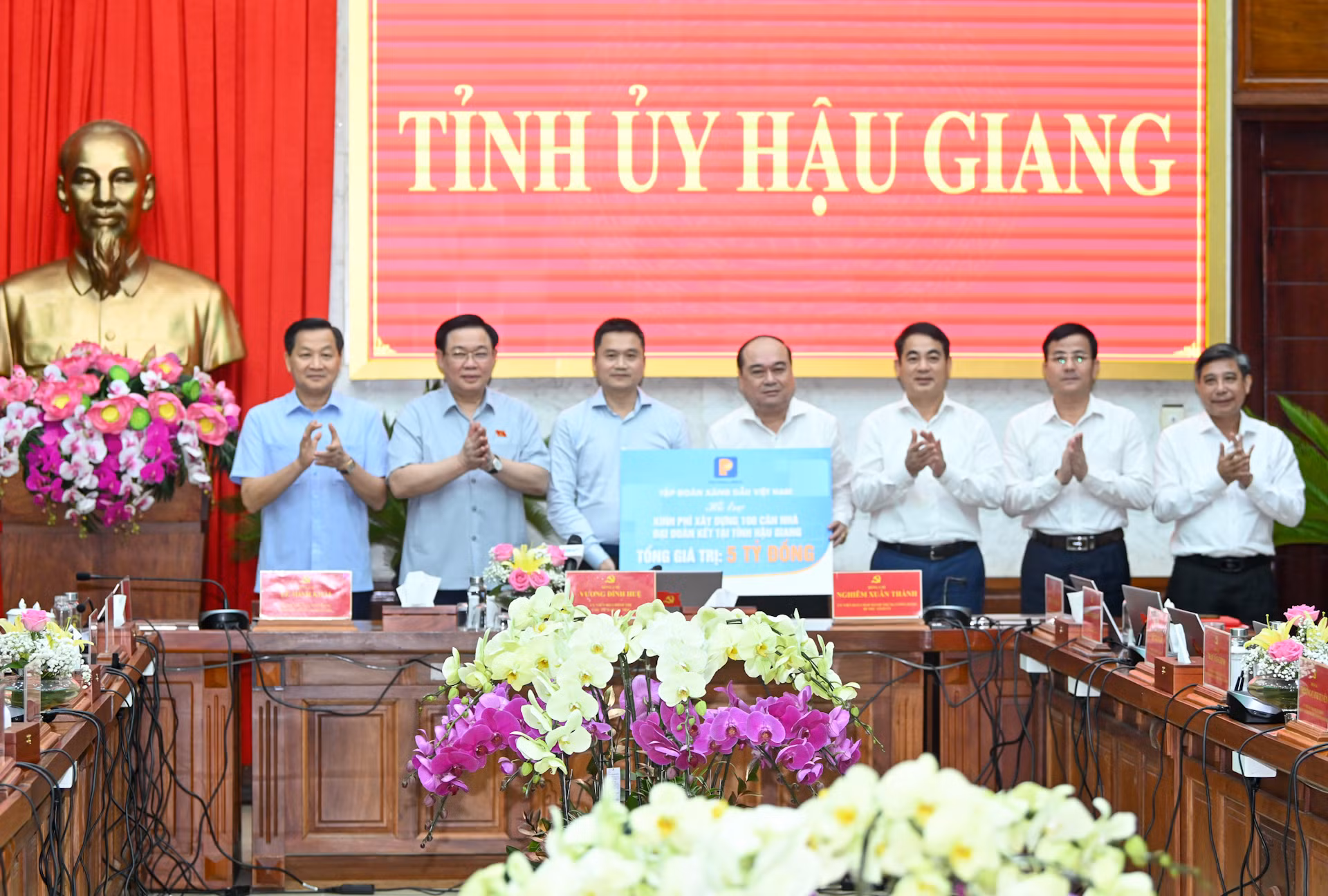 Chủ tịch Quốc hội Vương Đình Huệ và đoàn công tác chứng kiến Tập đoàn Xăng dầu Việt Nam trao kinh phí hỗ trợ xây dựng nhà “Đại đoàn kết” cho người nghèo tỉnh Hậu Giang. Chủ tịch Quốc hội Vương Đình Huệ và đoàn công tác chứng kiến Tập đoàn Xăng dầu Việt Nam trao kinh phí hỗ trợ xây dựng nhà “Đại đoàn kết” cho người nghèo tỉnh Hậu Giang.