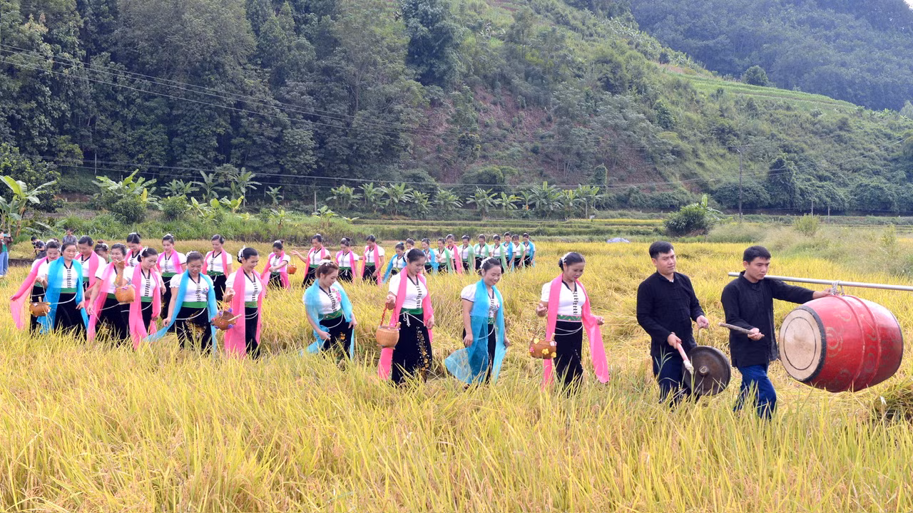 Nghi thức rước hồn lúa là nghi lễ linh thiêng thể hiện sự trân quý hồn lúa, đề cao nghề canh nông. Nghi thức rước hồn lúa là nghi lễ linh thiêng thể hiện sự trân quý hồn lúa, đề cao nghề canh nông.