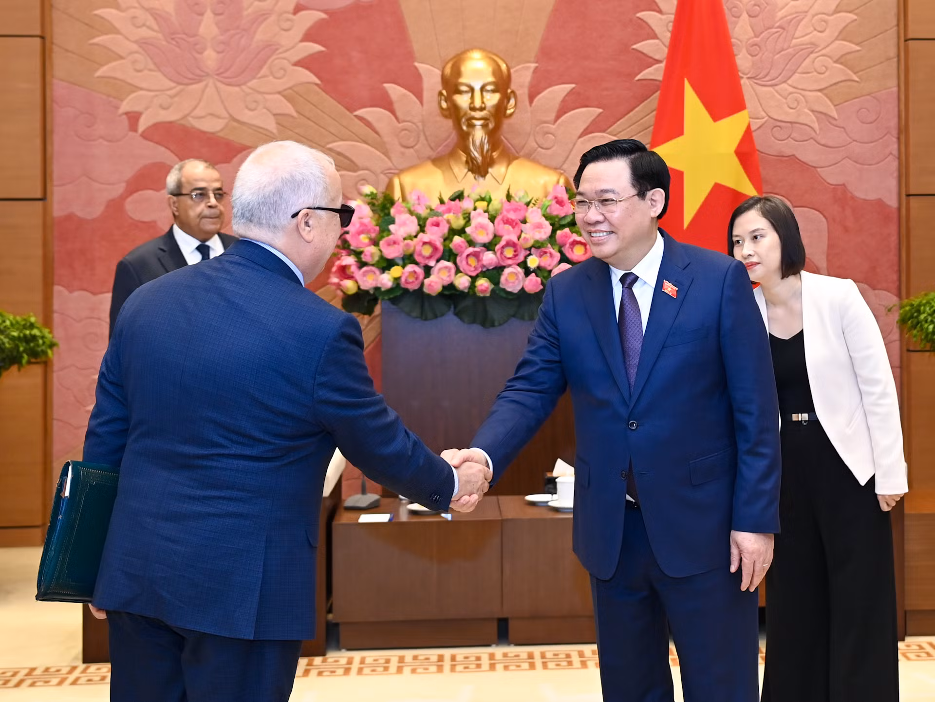 Chủ tịch Quốc hội Vương Đình Huệ với các thành viên tháp tùng Bộ trưởng Công nghiệp và Sản xuất Dược phẩm Algeria.
