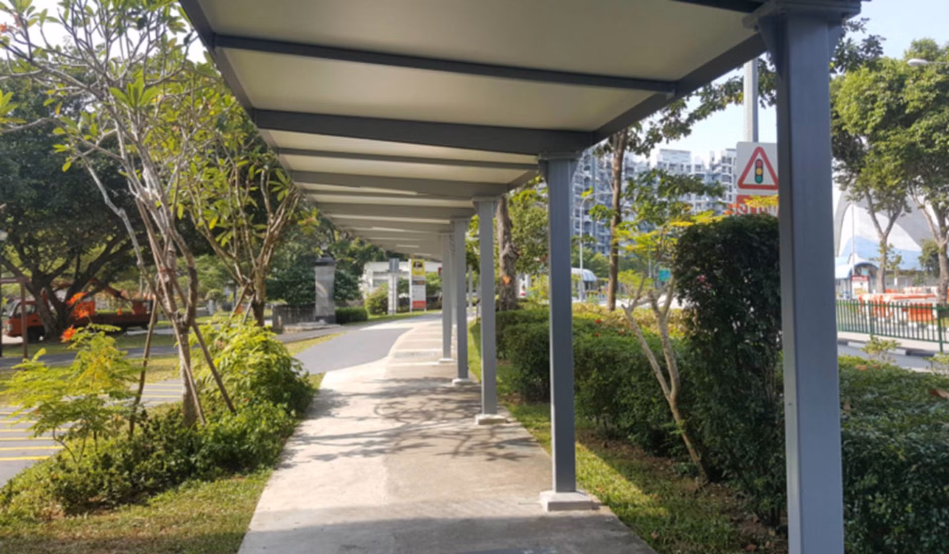 Một đường đi bộ có mái che tại Singapore được xây dựng theo chương trình Walk2Ride. (Ảnh: wanchung.com.sg) 