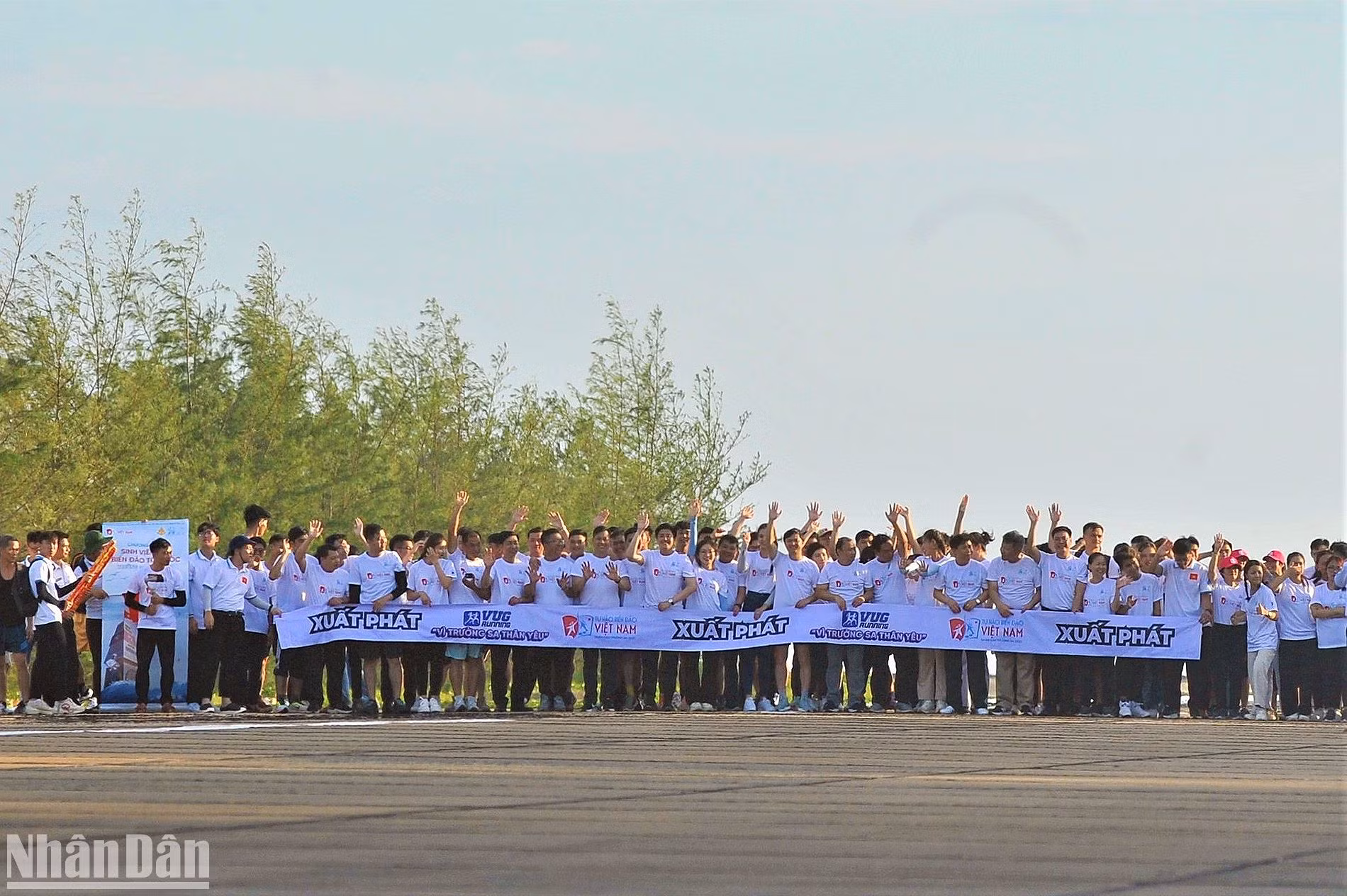 Các vận động viên chuẩn bị tranh tài tại vị trí xuất phát. Các vận động viên chuẩn bị tranh tài tại vị trí xuất phát.
