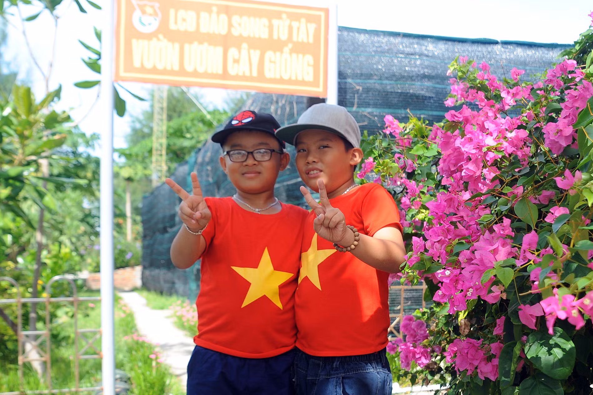 Thiếu nhi xã Song Tử Tây trong vai "hướng dẫn viên" đưa khách từ xa tới thăm vườn ươm cây giống trên đảo. Thiếu nhi xã Song Tử Tây trong vai "hướng dẫn viên" đưa khách từ xa tới thăm vườn ươm cây giống trên đảo.