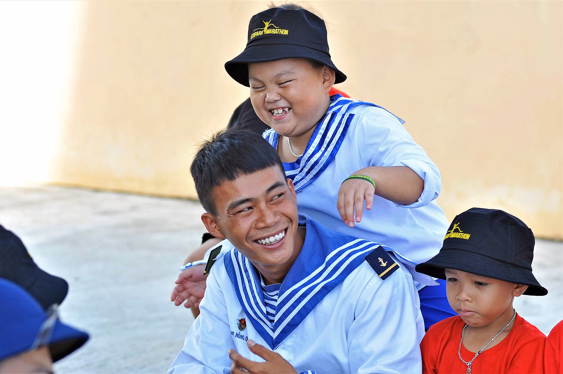 Các cán bộ, chiến sĩ luôn coi các em như con, cháu trong một nhà. Các cán bộ, chiến sĩ luôn coi các em như con, cháu trong một nhà.