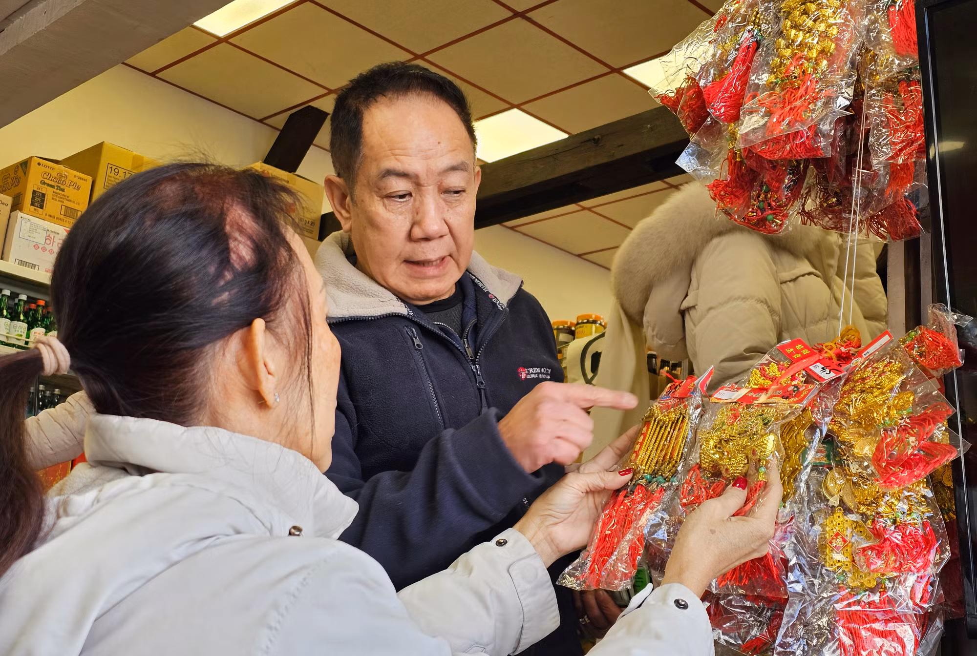 Chọn đồ trang trí nhà trong dịp Tết cũng tốn khá nhiều thời gian nhưng bà con cố gắng gìn giữ nét đẹp văn hóa truyền thống của người Việt.