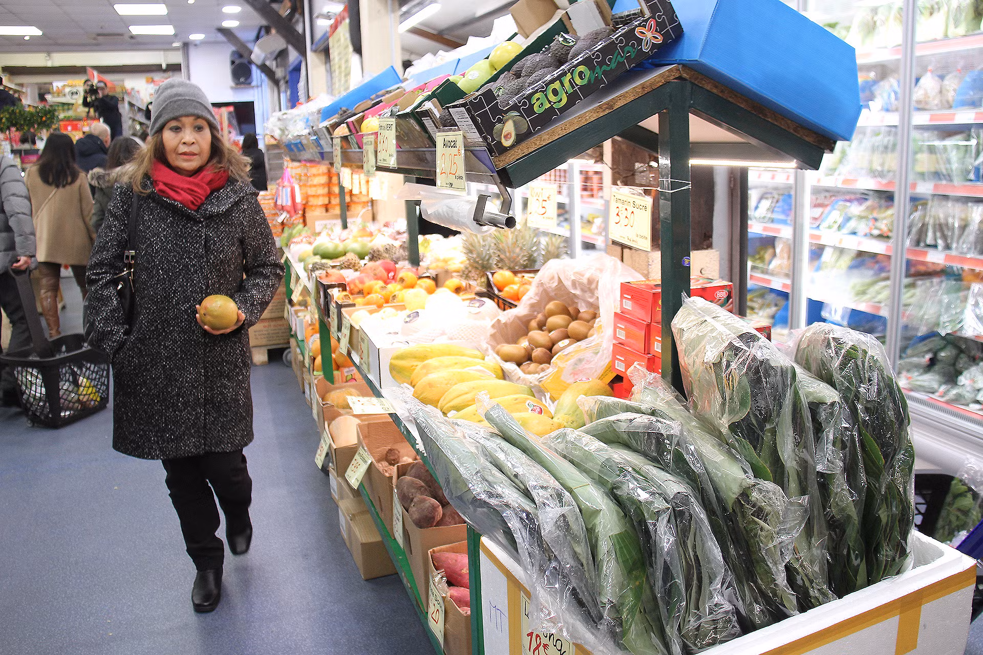Lá dong để bà con tự gói bánh, dù không dễ và rẻ như ở quê nhà, nhưng giúp con cháu biết rõ các phong tục của Tết cổ truyền.